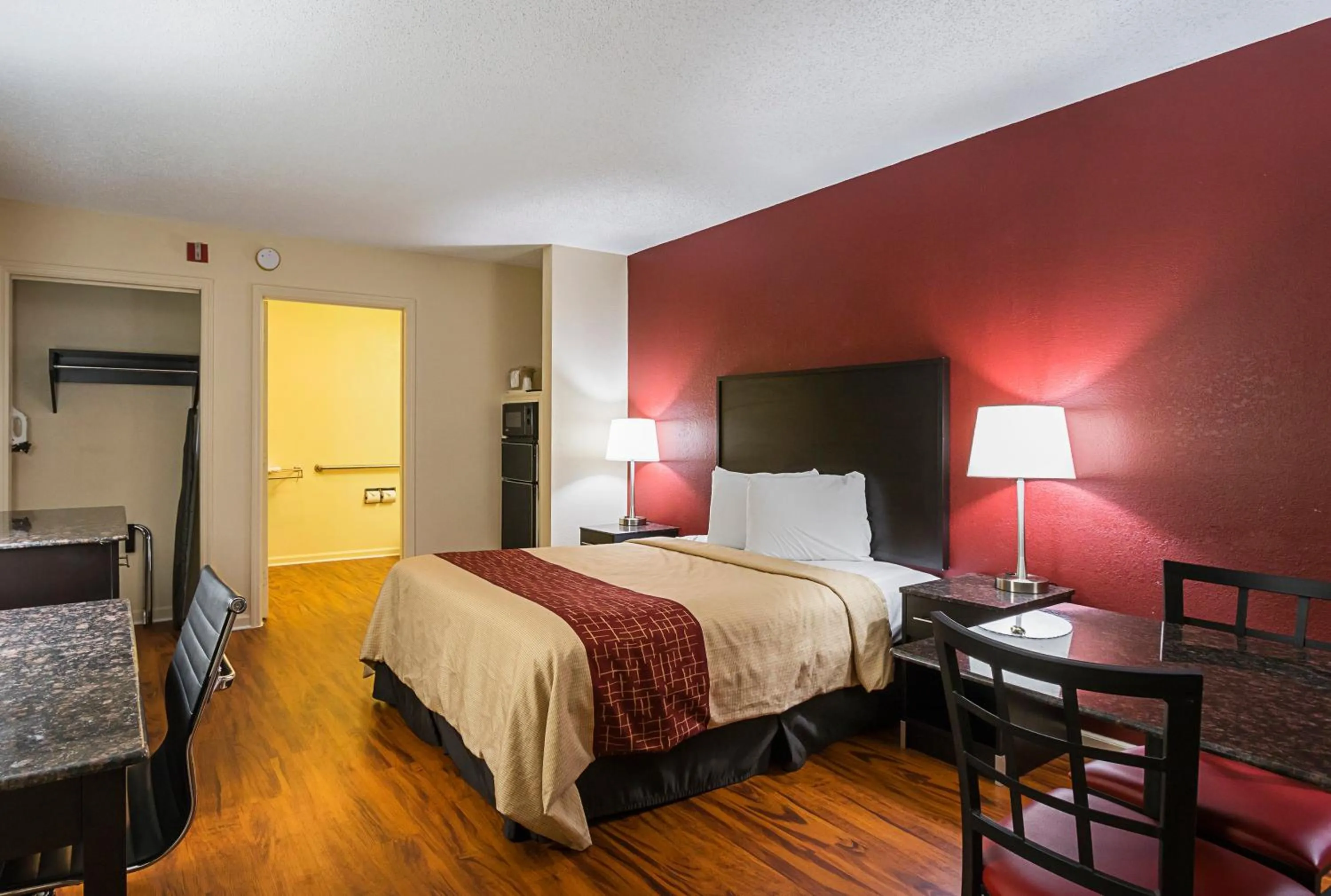 Photo of the whole room, Bed in Red Roof Inn & Suites Scottsboro