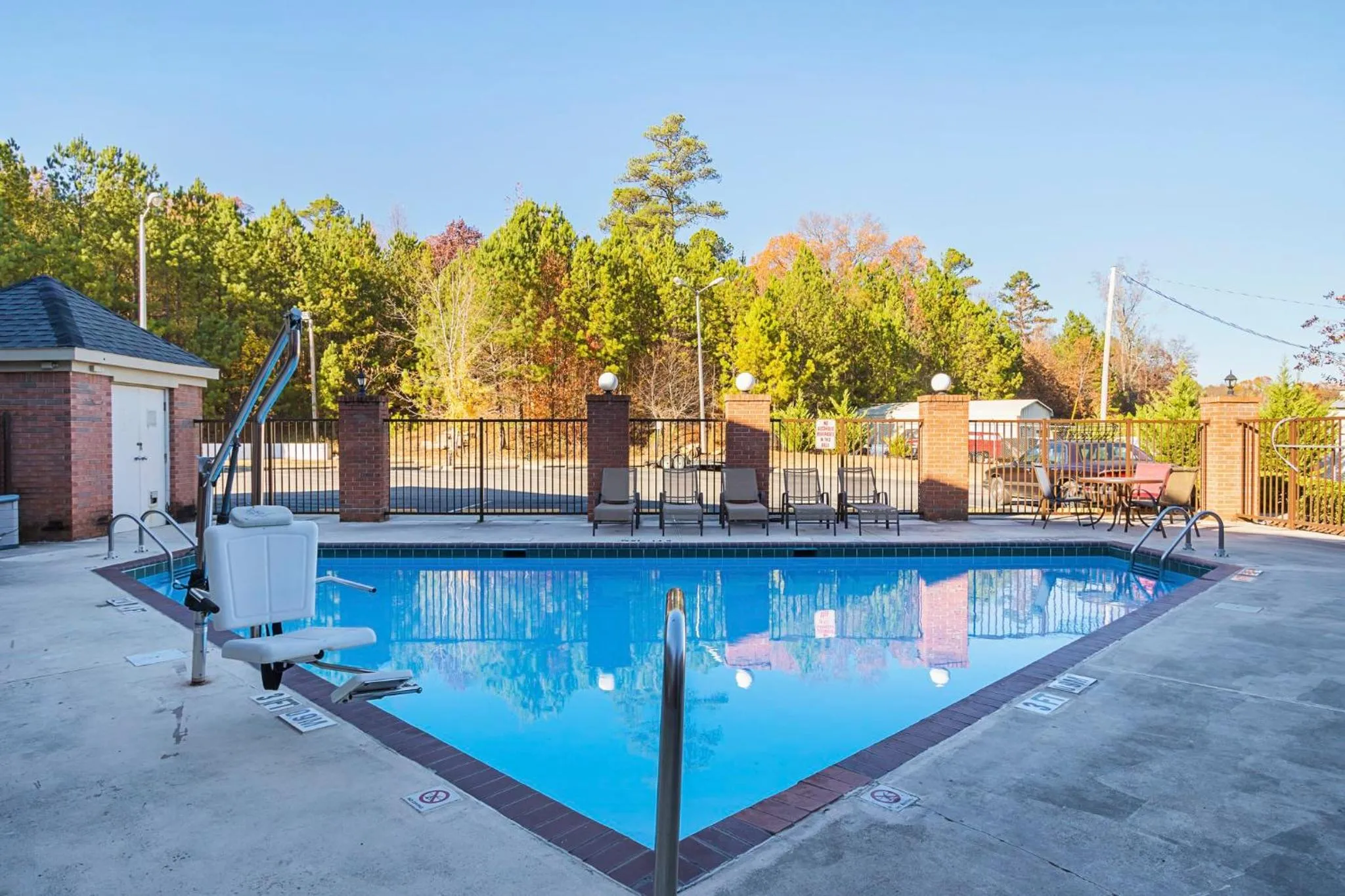 Swimming pool in Red Roof Inn & Suites Scottsboro