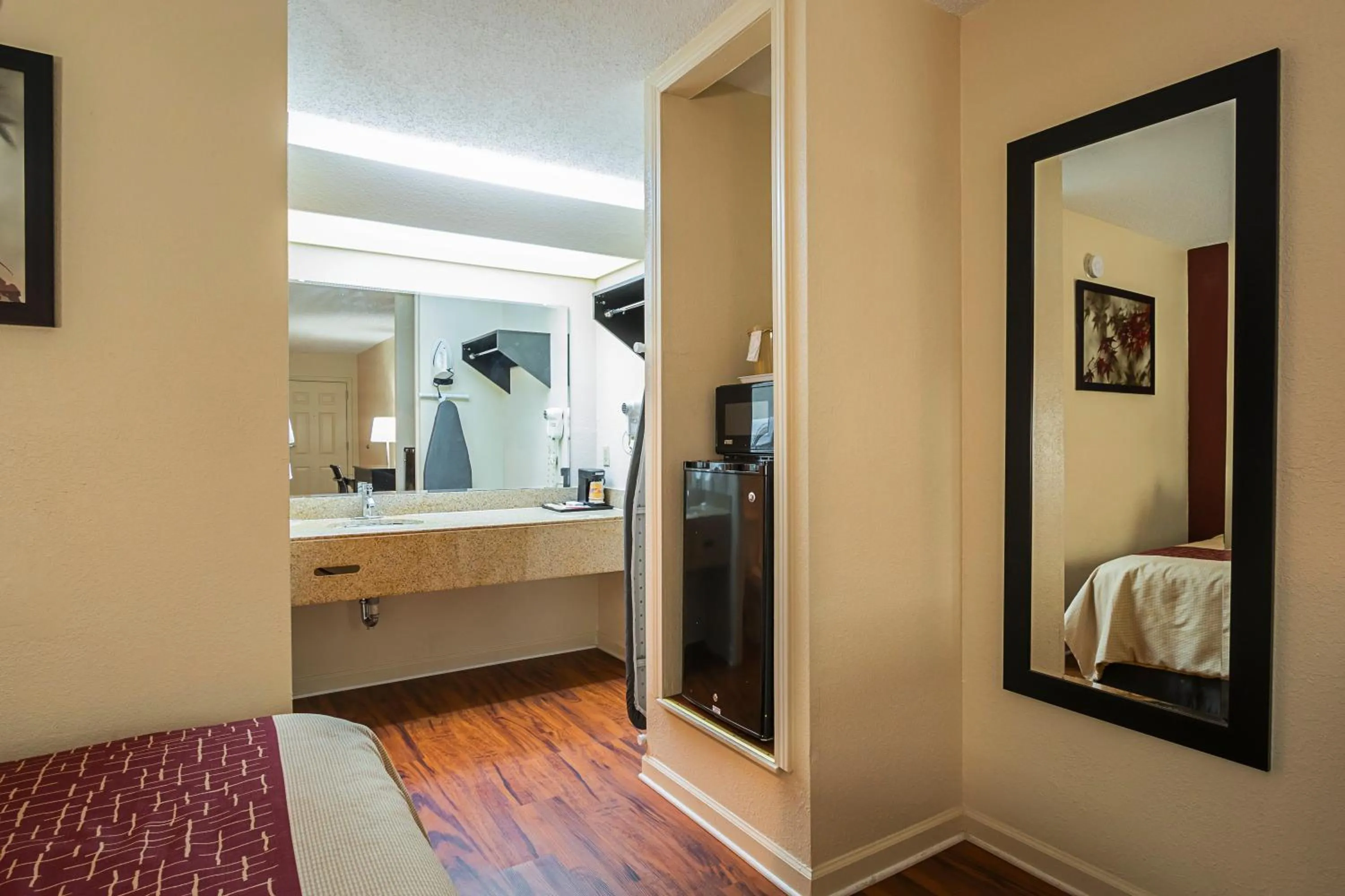 Photo of the whole room, Bed in Red Roof Inn & Suites Scottsboro