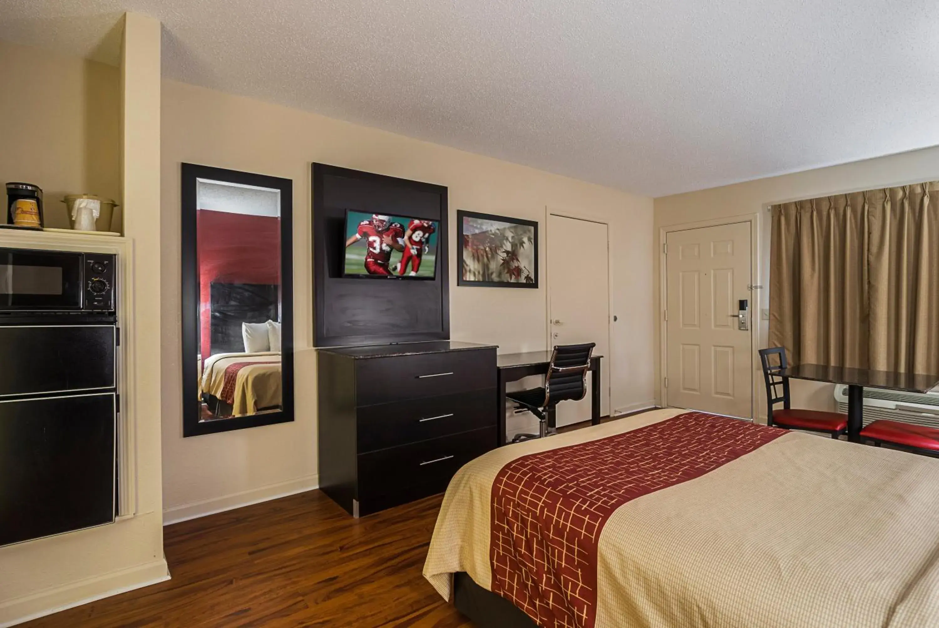 Deluxe Queen Room Disability Access Non-Smoking in Red Roof Inn & Suites Scottsboro Deluxe Queen Room Disability Access Non-Smoking in Red Roof Inn & Suites Scottsboro