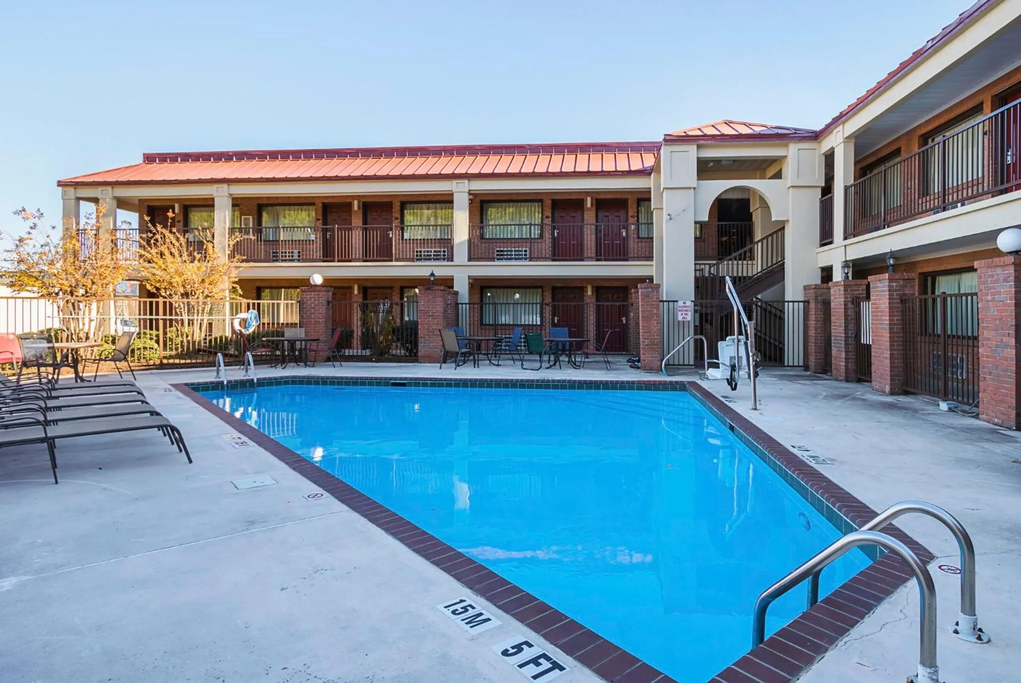 Swimming pool in Red Roof Inn & Suites Scottsboro