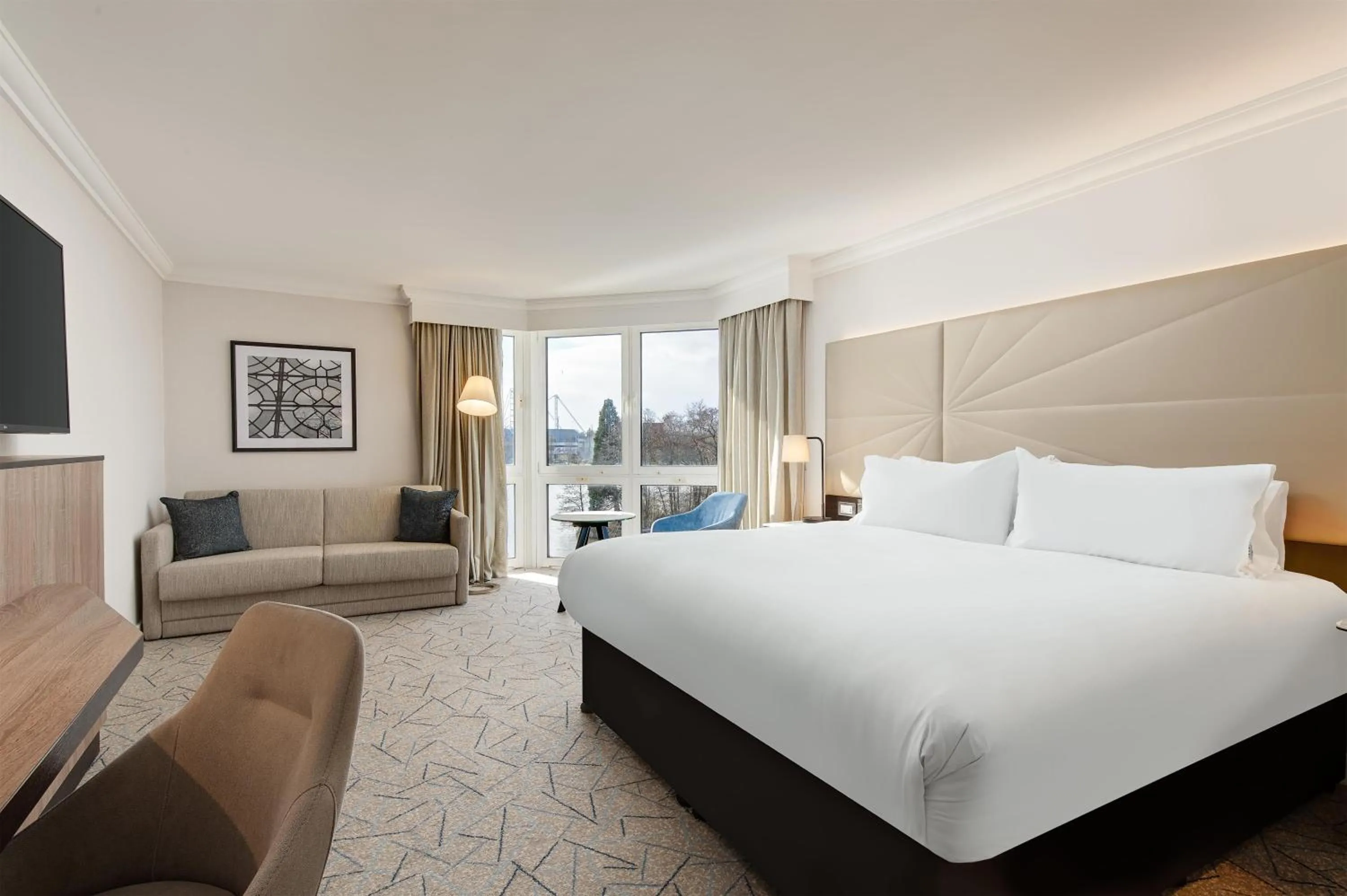 Living room, Bed in Hilton Birmingham Metropole Hotel