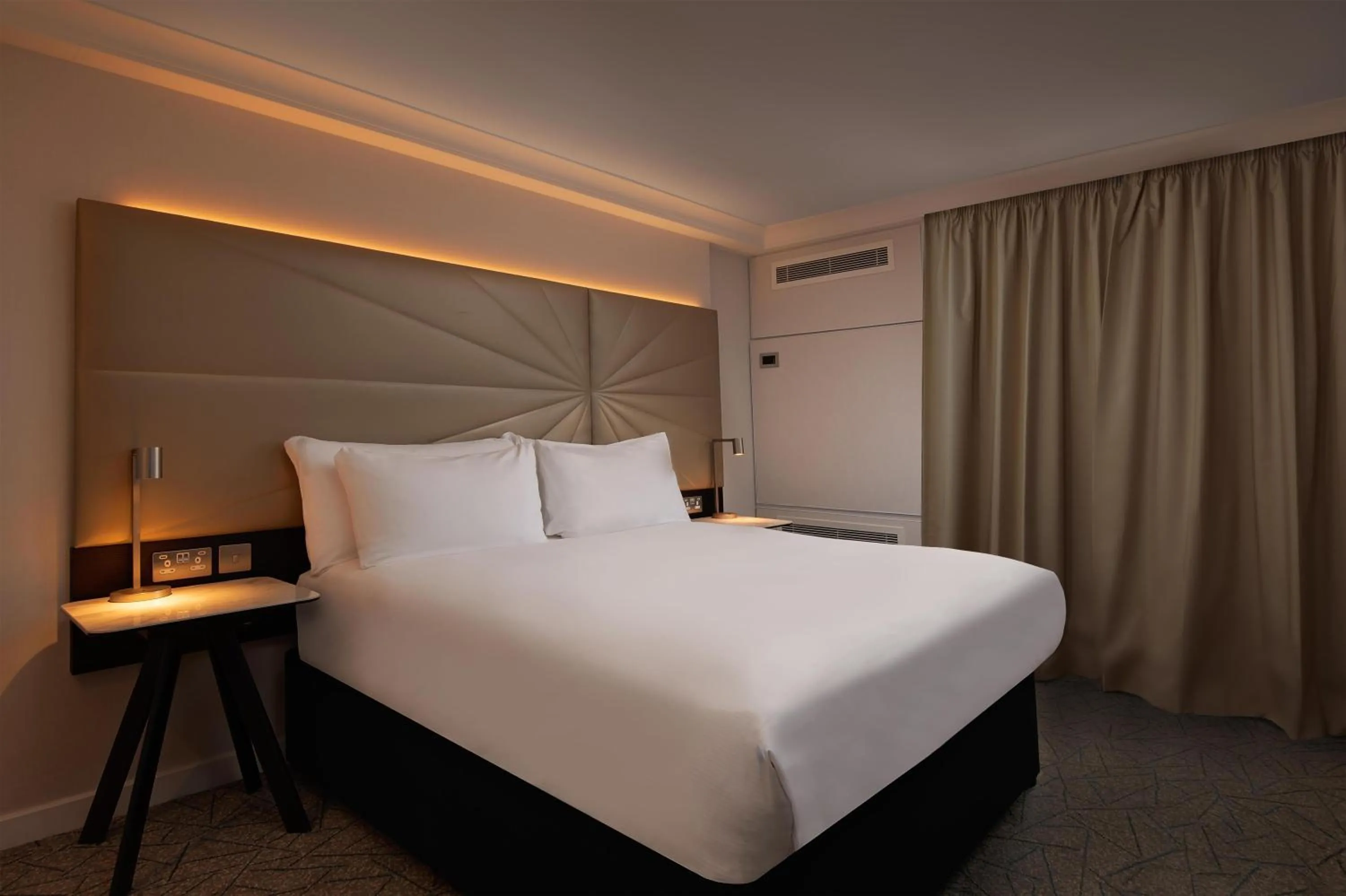 Bed in Hilton Birmingham Metropole Hotel