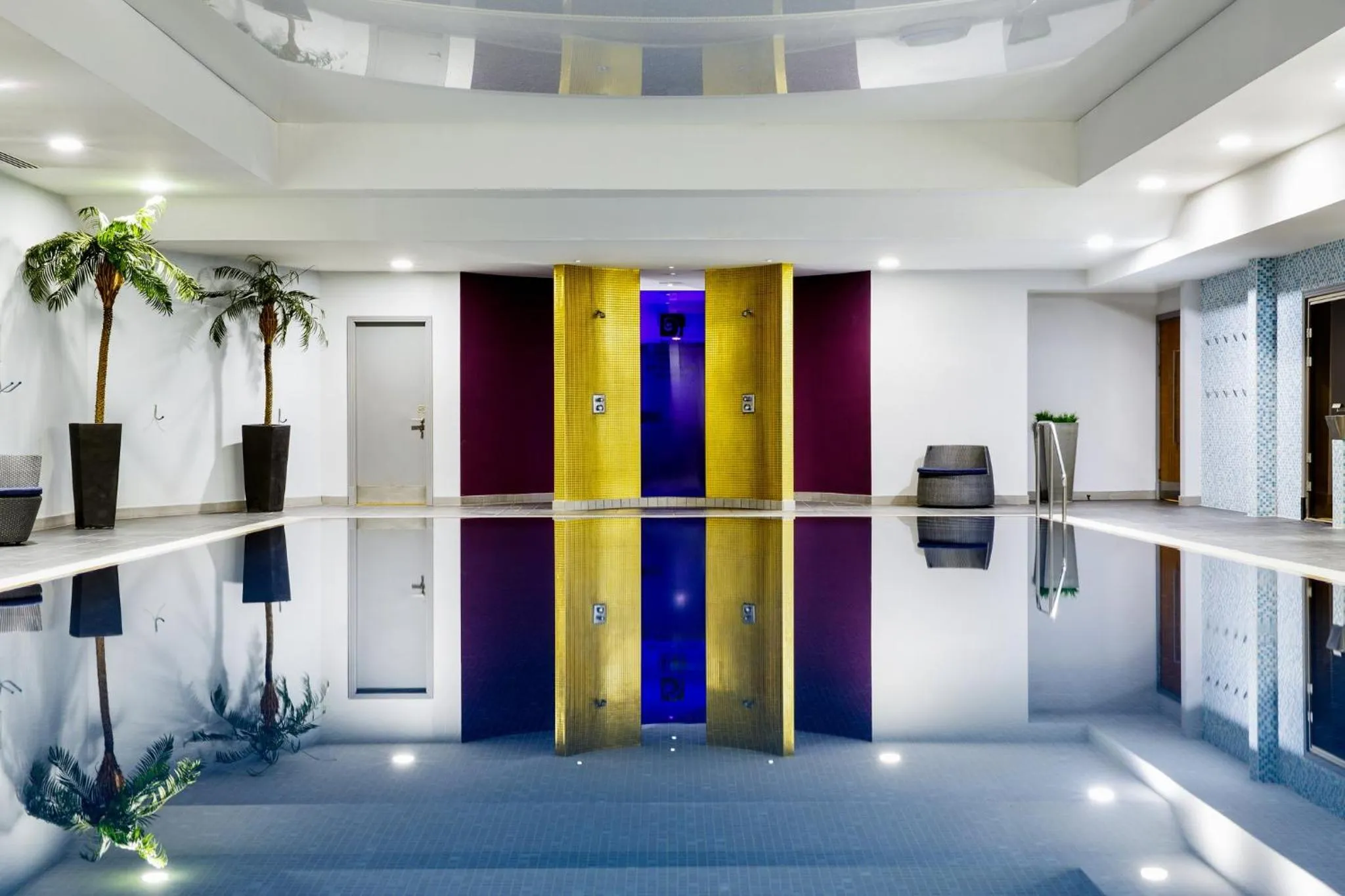 Swimming pool in Crowne Plaza Reading