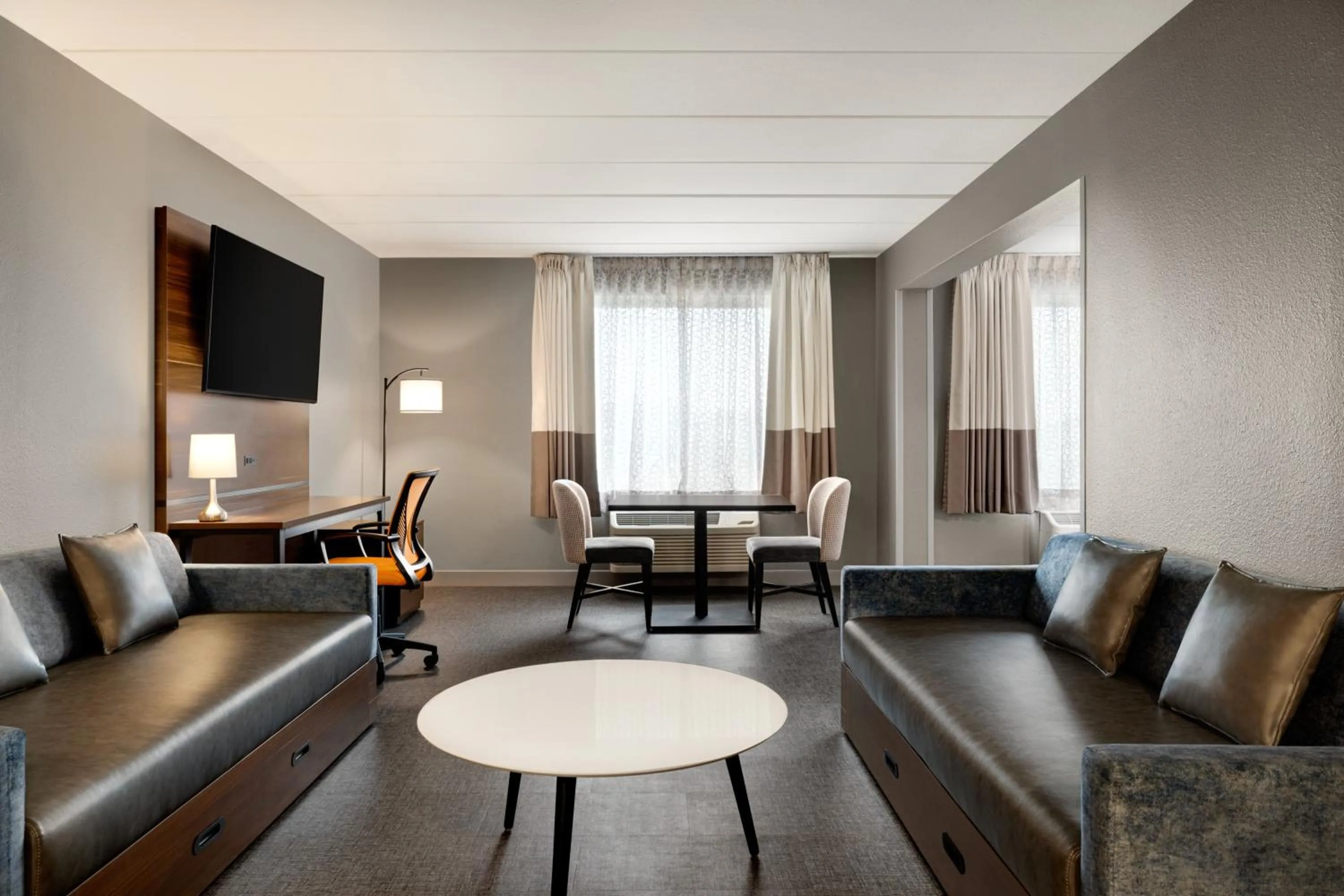 TV and multimedia in Four Points by Sheraton Columbus-Polaris