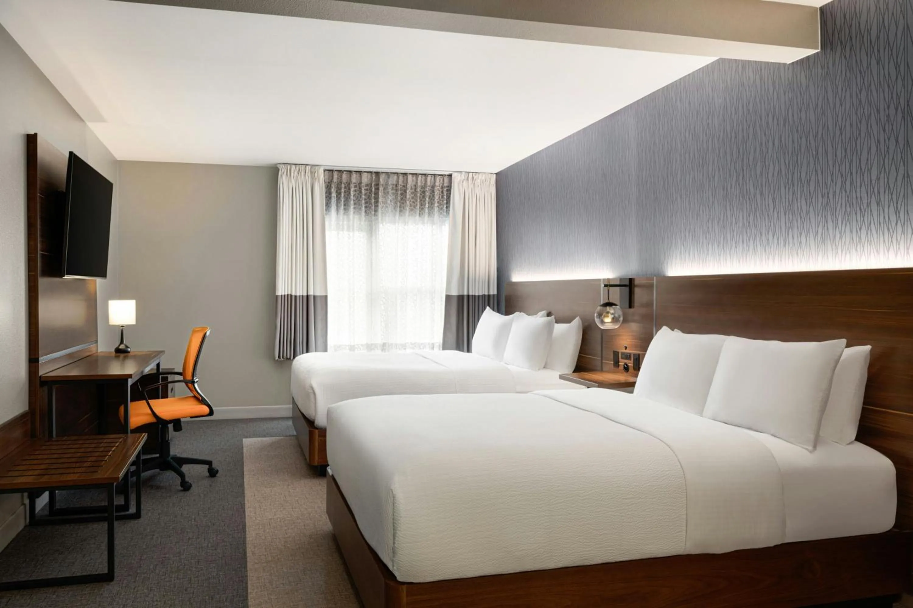 Photo of the whole room, Bed in Four Points by Sheraton Columbus-Polaris