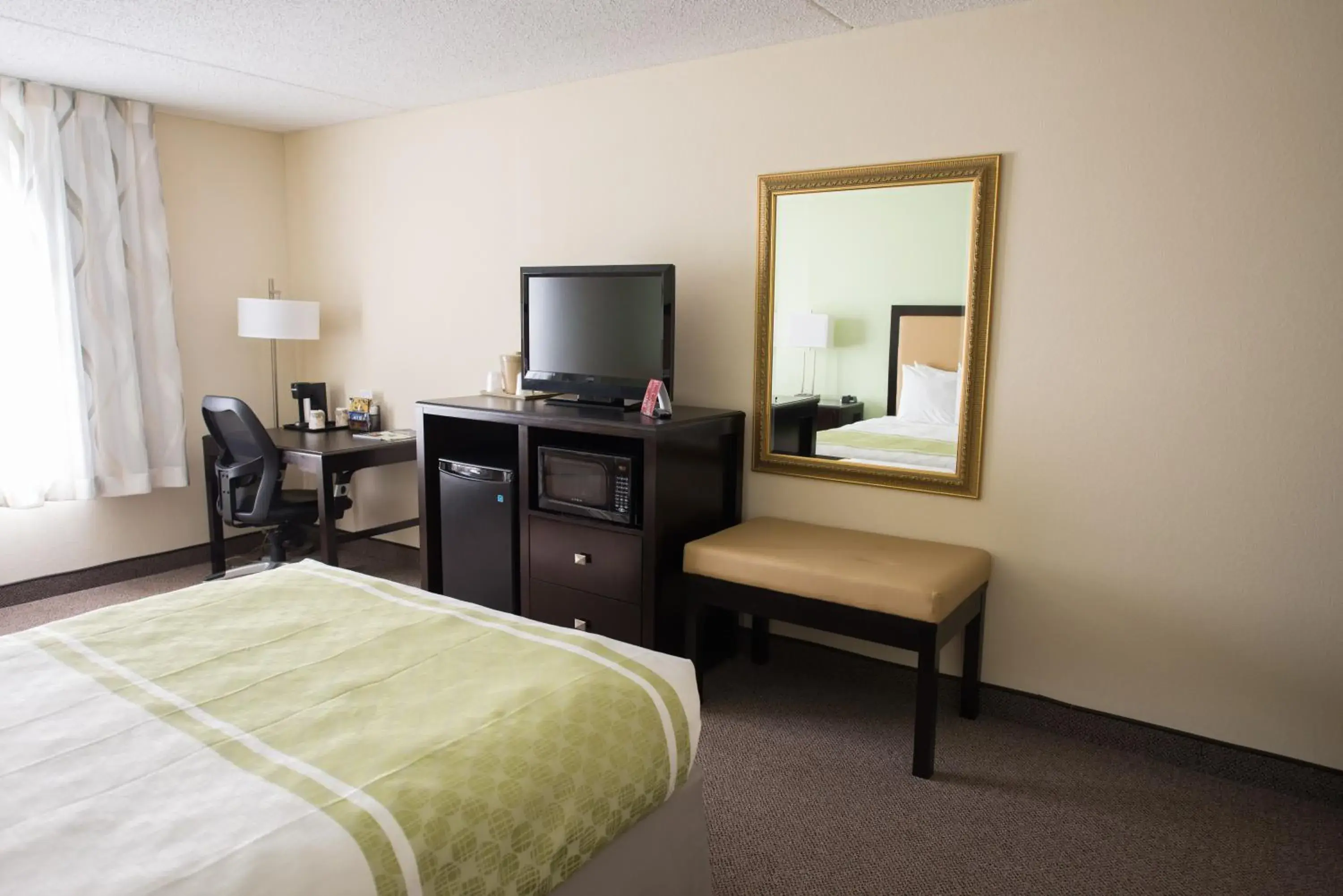 Queen Room in Hope Hotel and Richard C. Holbrooke Conference Center Queen Room in Hope Hotel and Richard C. Holbrooke Conference Center