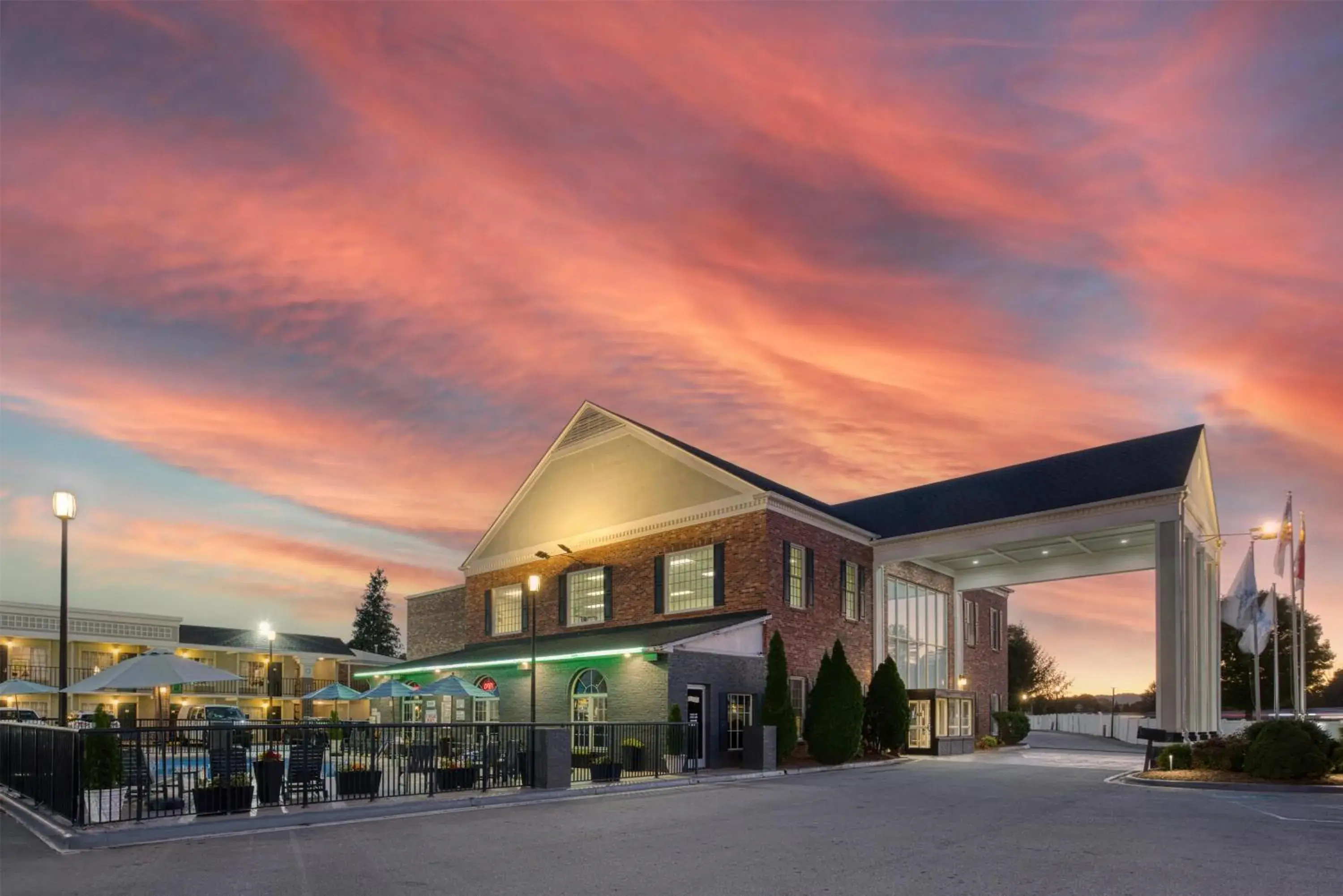 Property building in Best Western Hendersonville Inn Property building in Best Western Hendersonville Inn