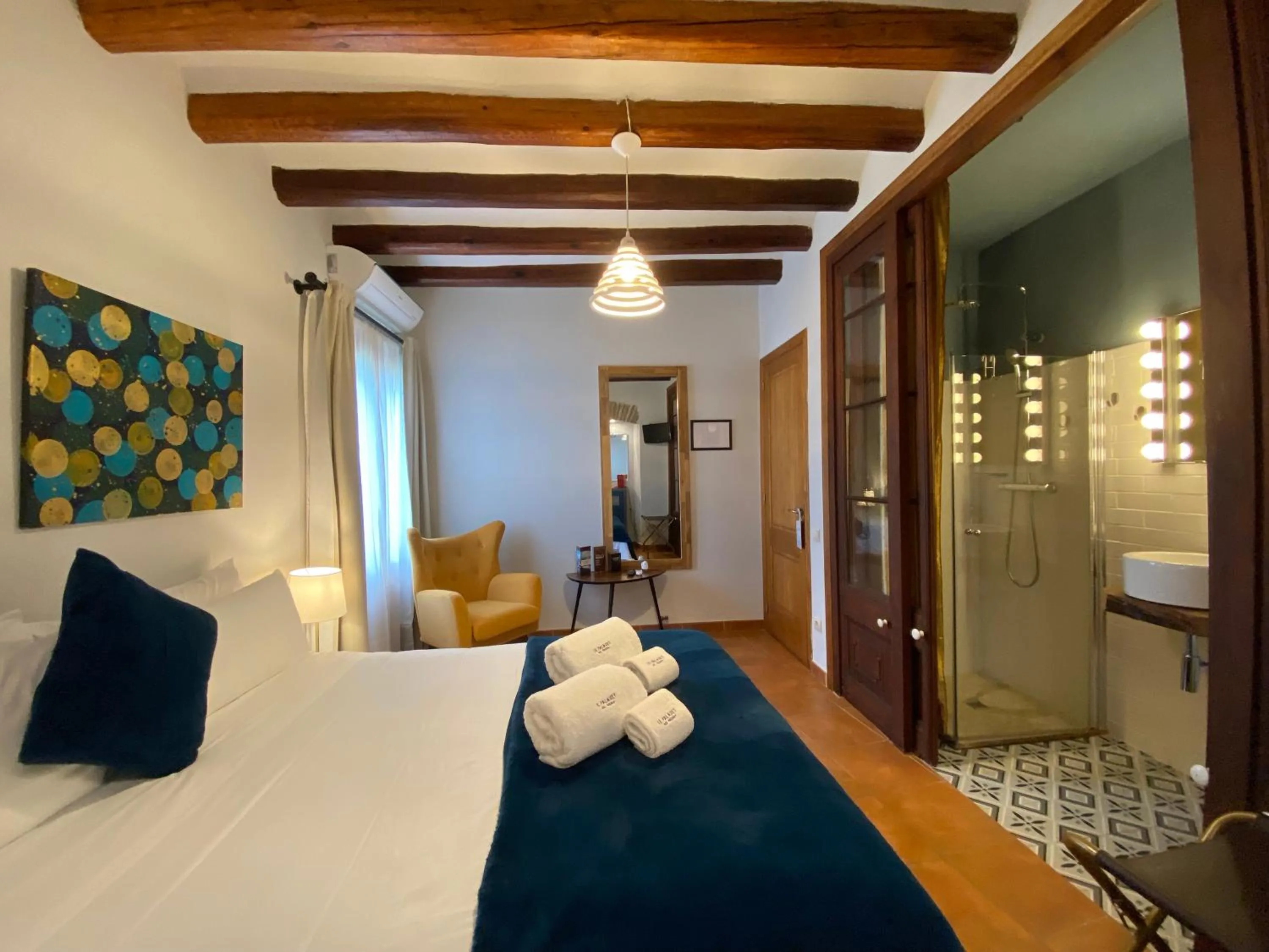 Shower, Bed in El Palauet del Priorat