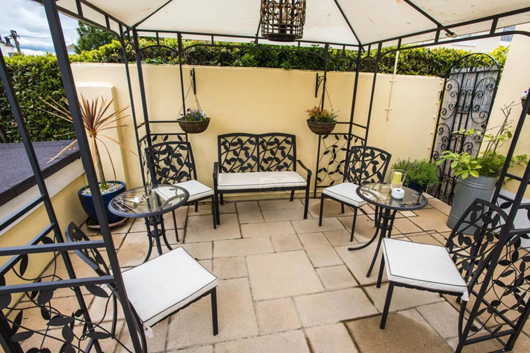 Patio in Riviera Lodge Hotel