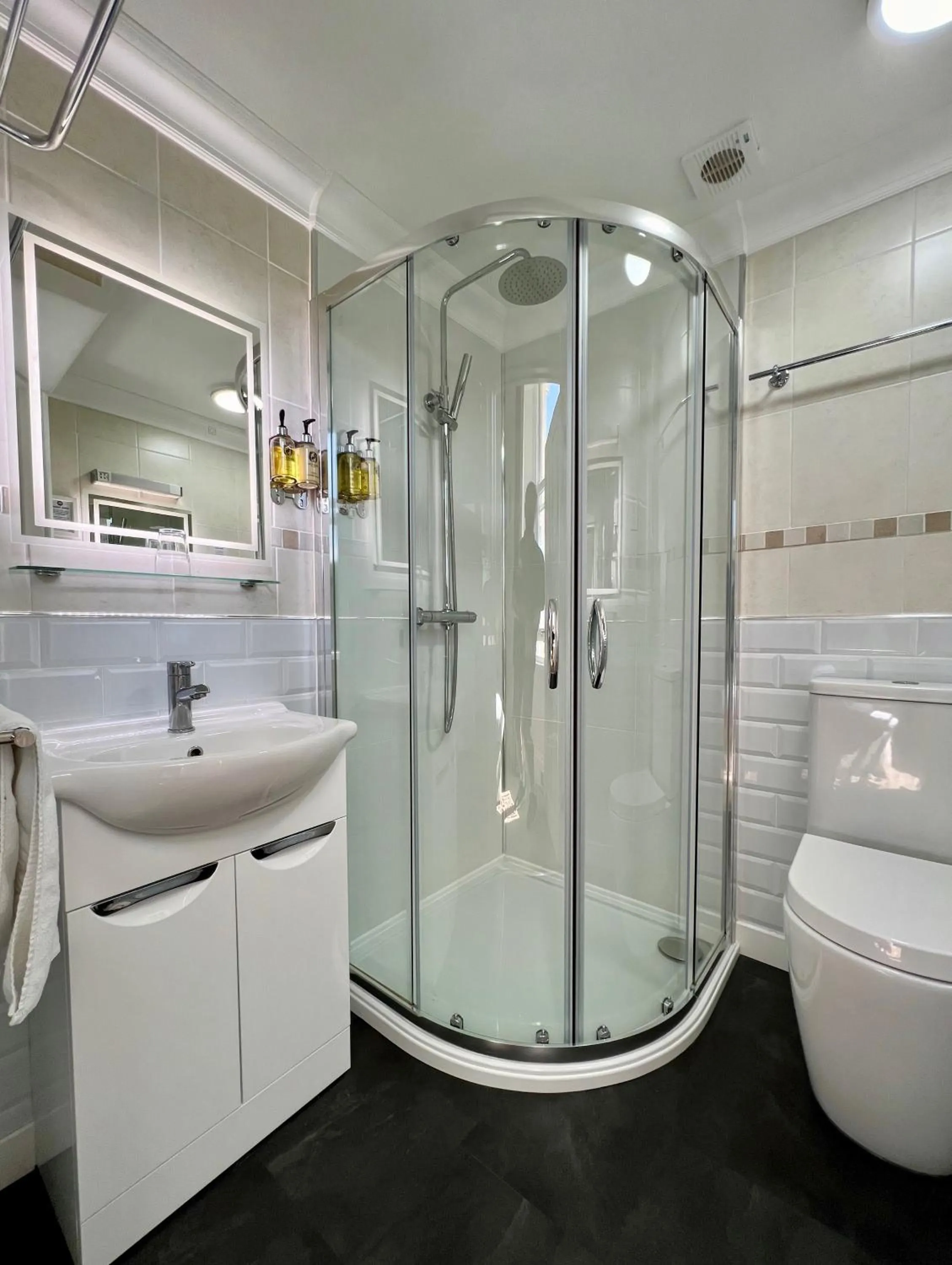 Bathroom in Riviera Lodge Hotel