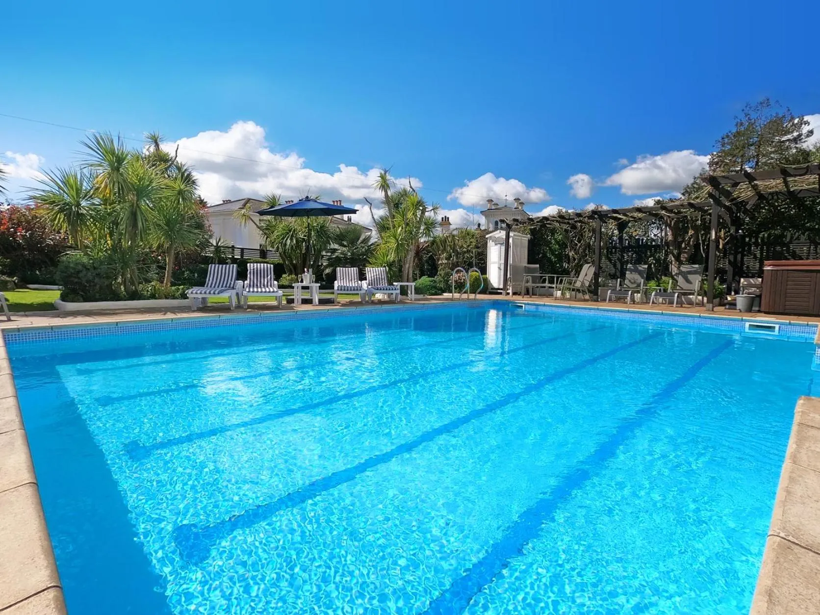 Swimming pool in Riviera Lodge Hotel