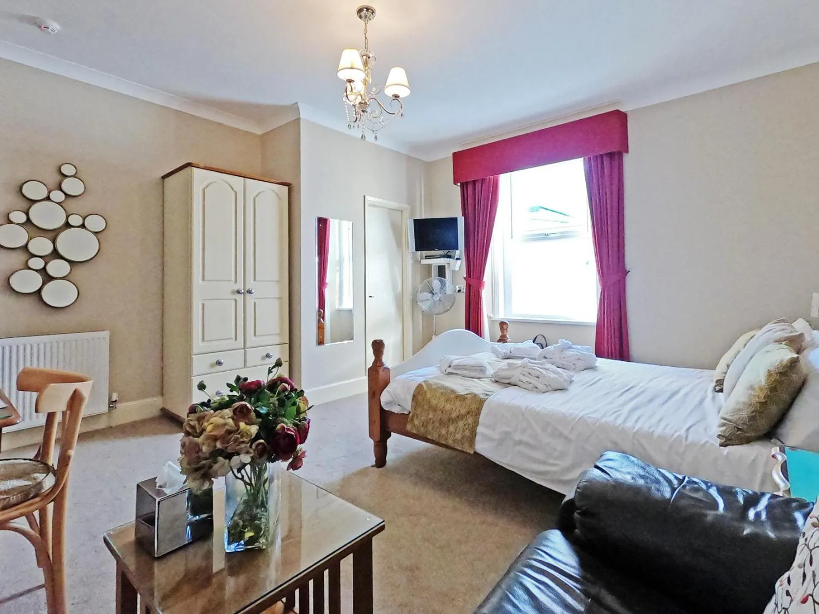 Bedroom, Bed in Riviera Lodge Hotel