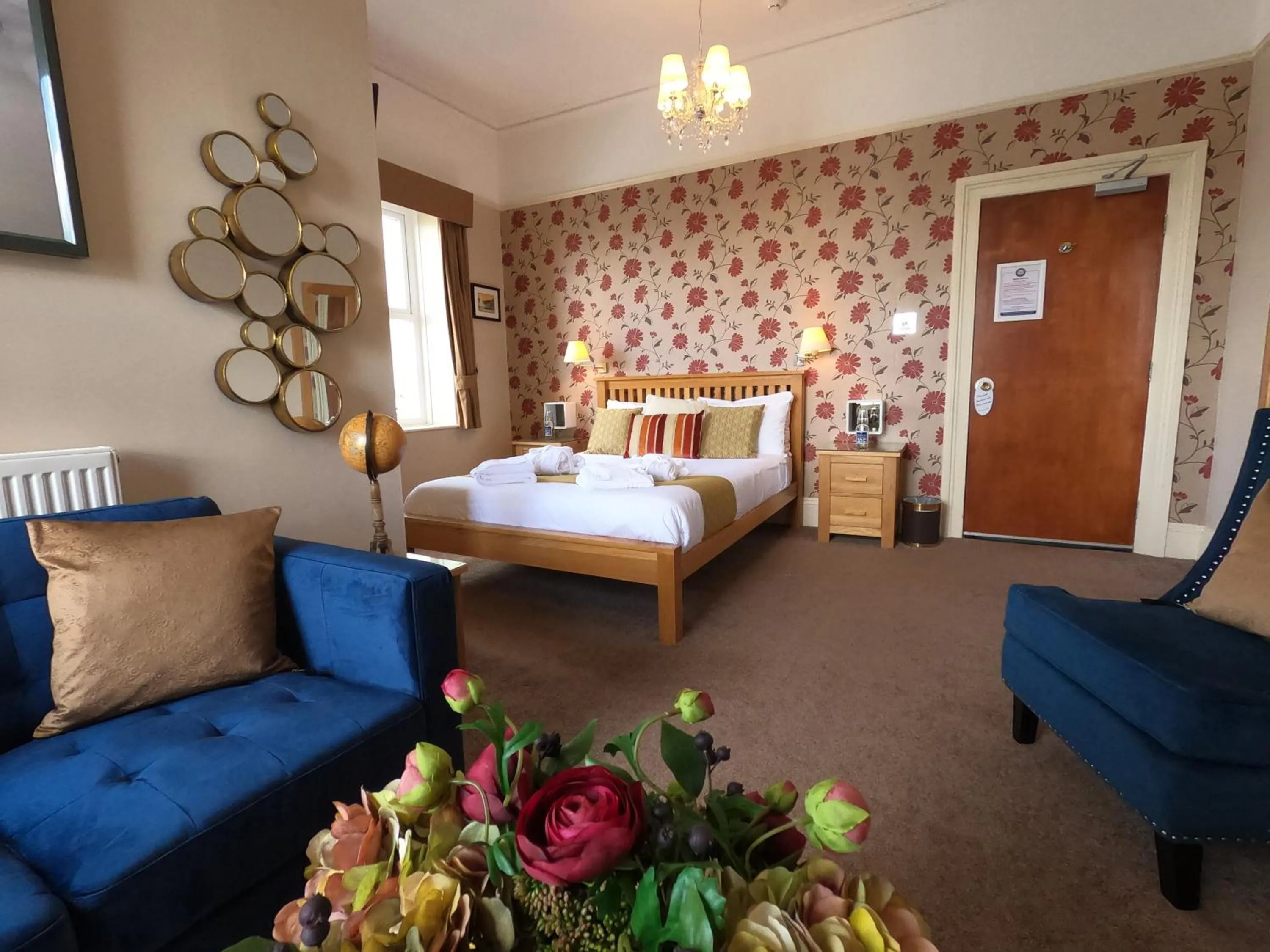 Seating area, Bed in Riviera Lodge Hotel