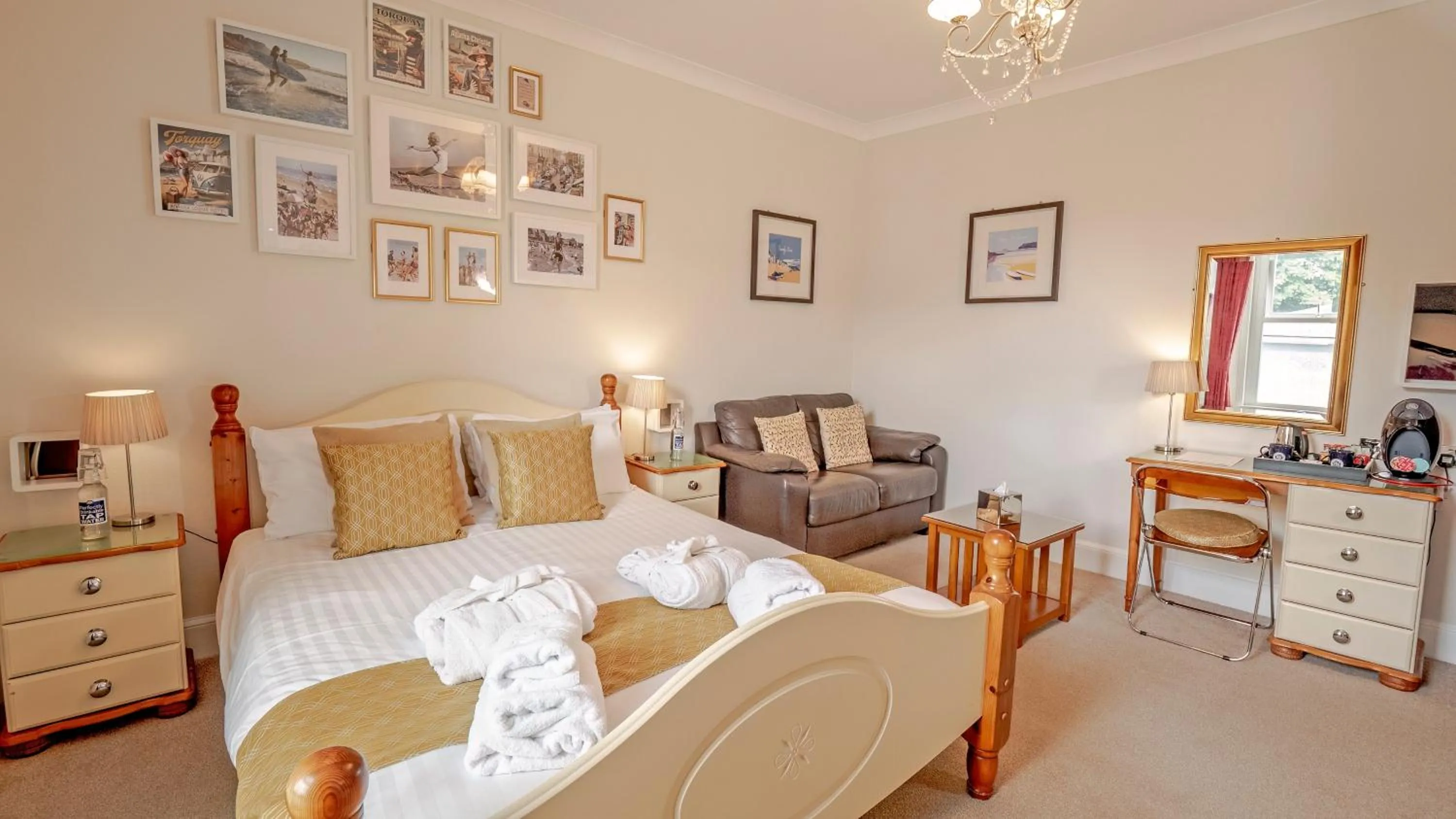 Bed in Riviera Lodge Hotel