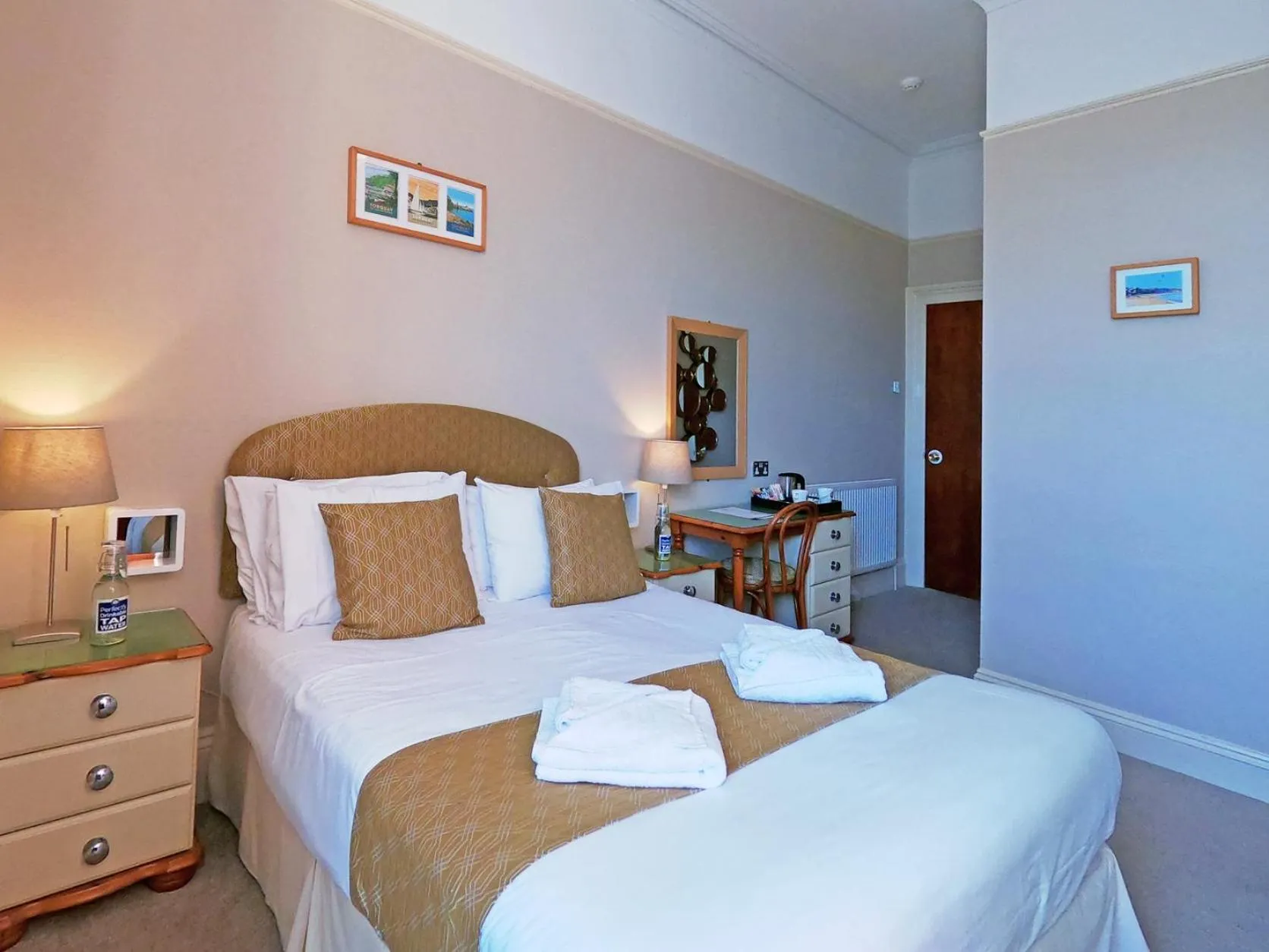 Bedroom, Bed in Riviera Lodge Hotel