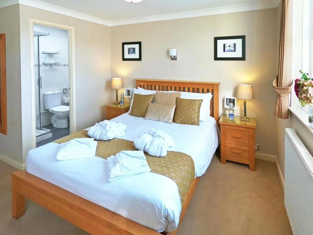 Bedroom, Bed in Riviera Lodge Hotel