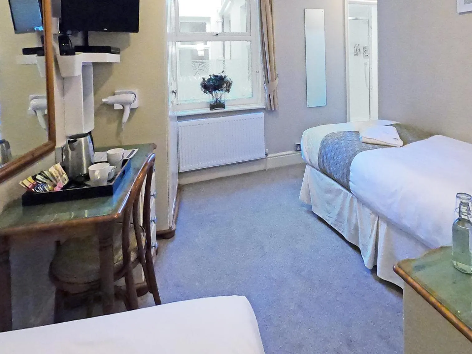 Bedroom, Bed in Riviera Lodge Hotel