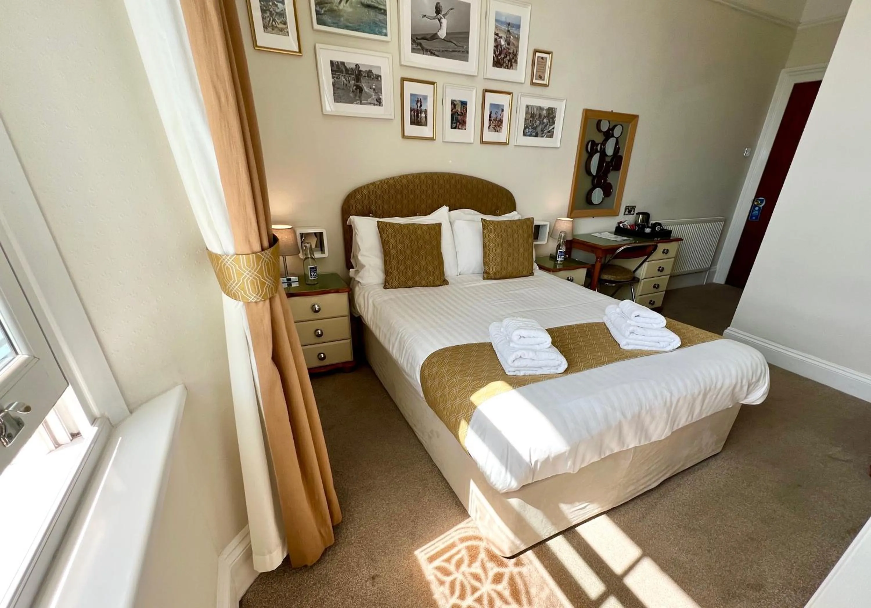 Bedroom, Bed in Riviera Lodge Hotel