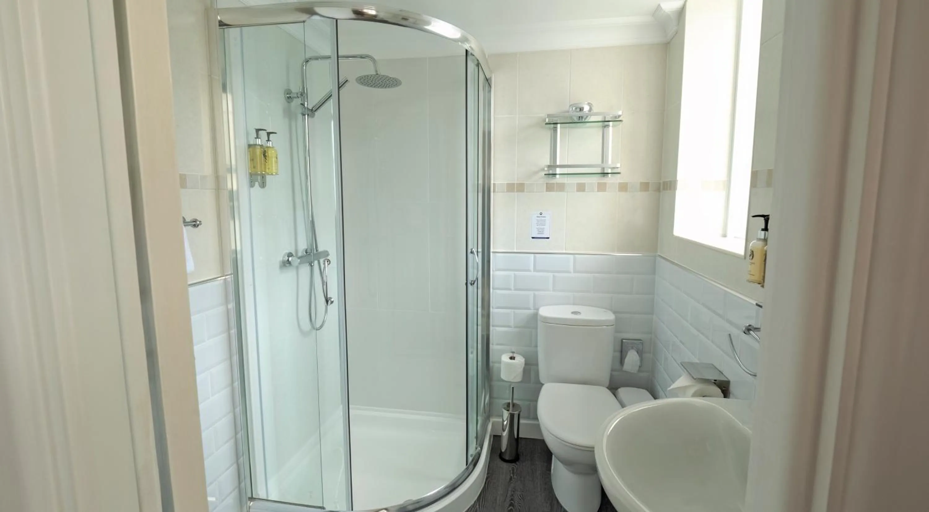 Shower in Riviera Lodge Hotel