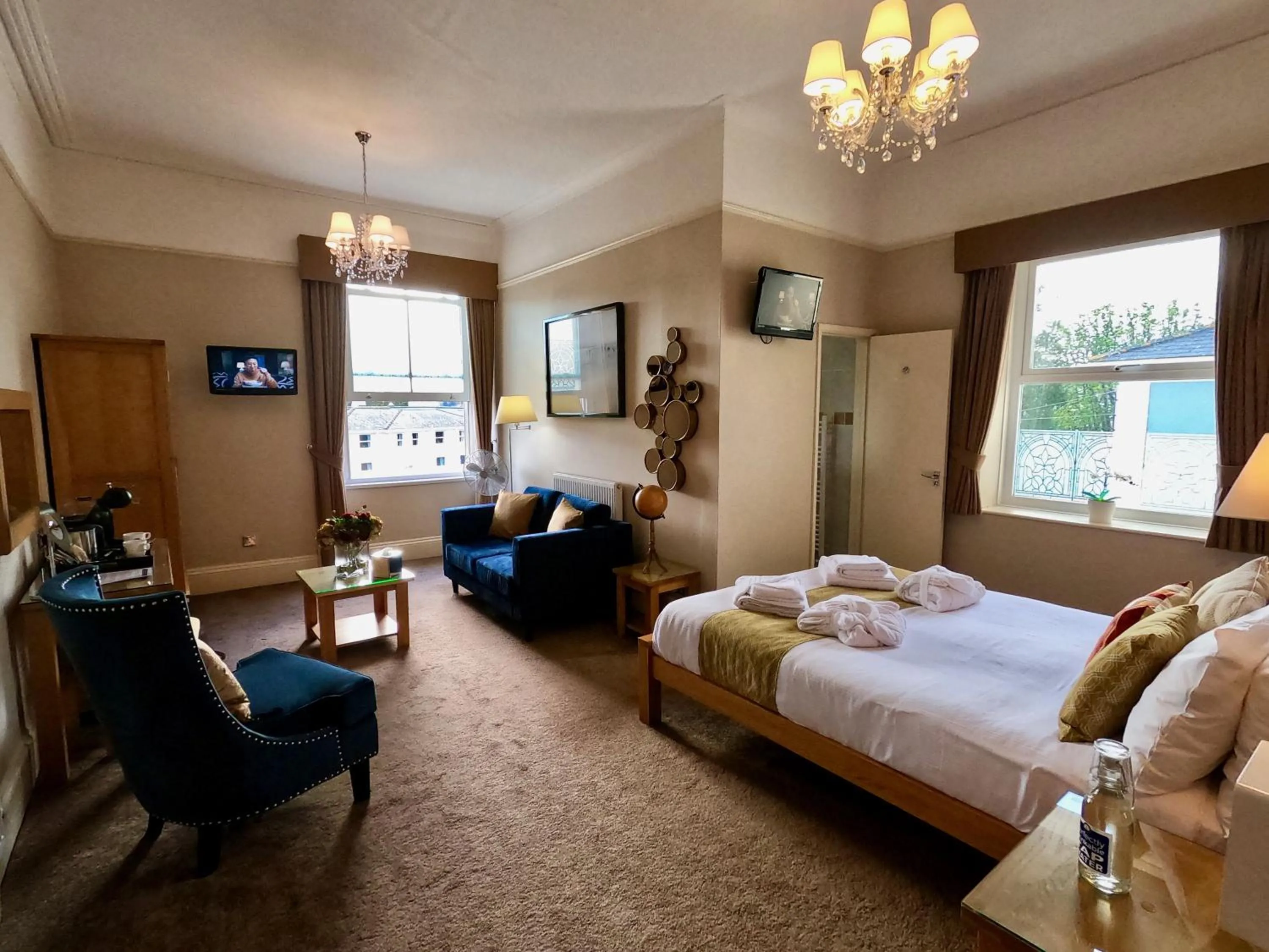 Bedroom, Bed in Riviera Lodge Hotel