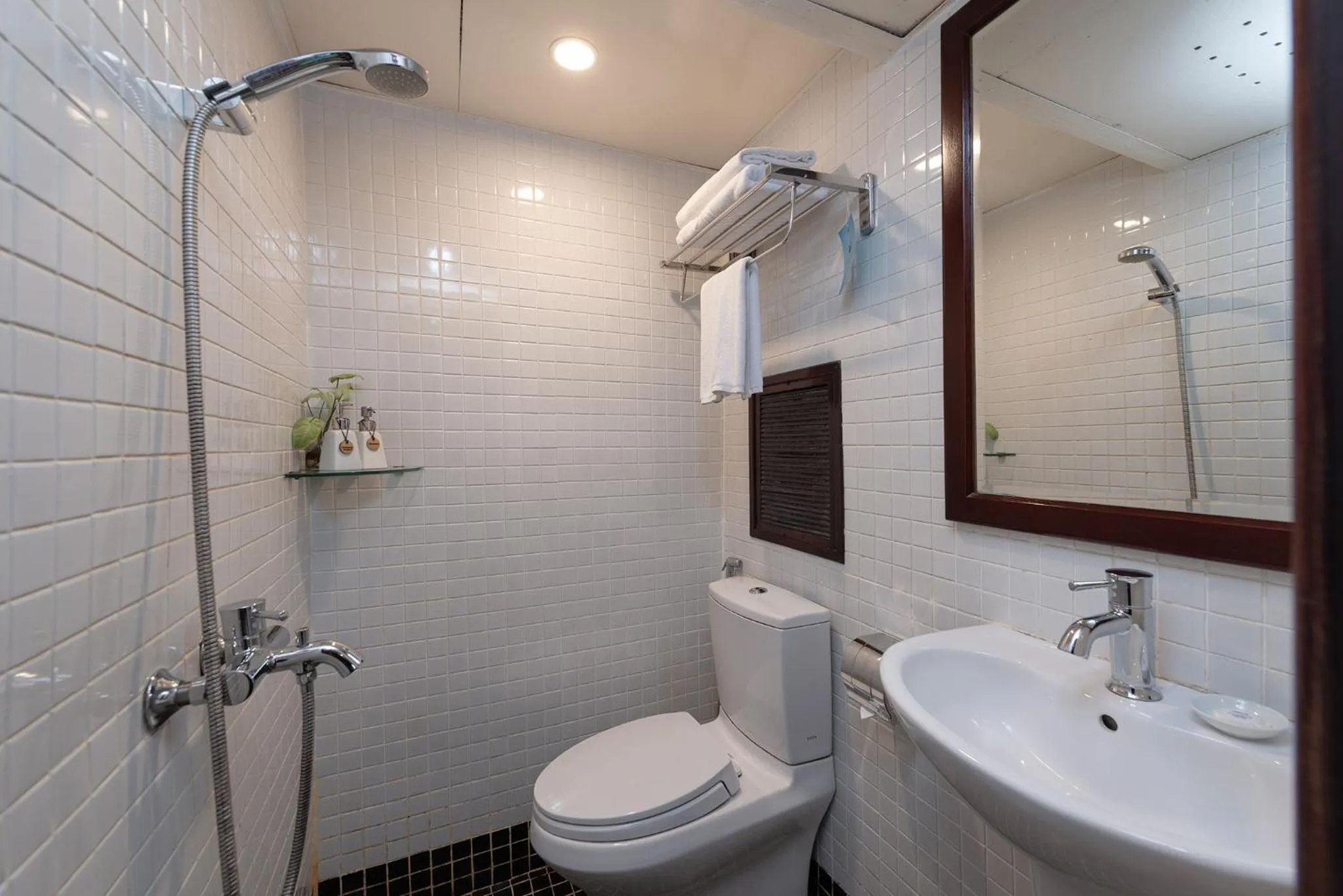 Bathroom in Emeraude Classic Cruises