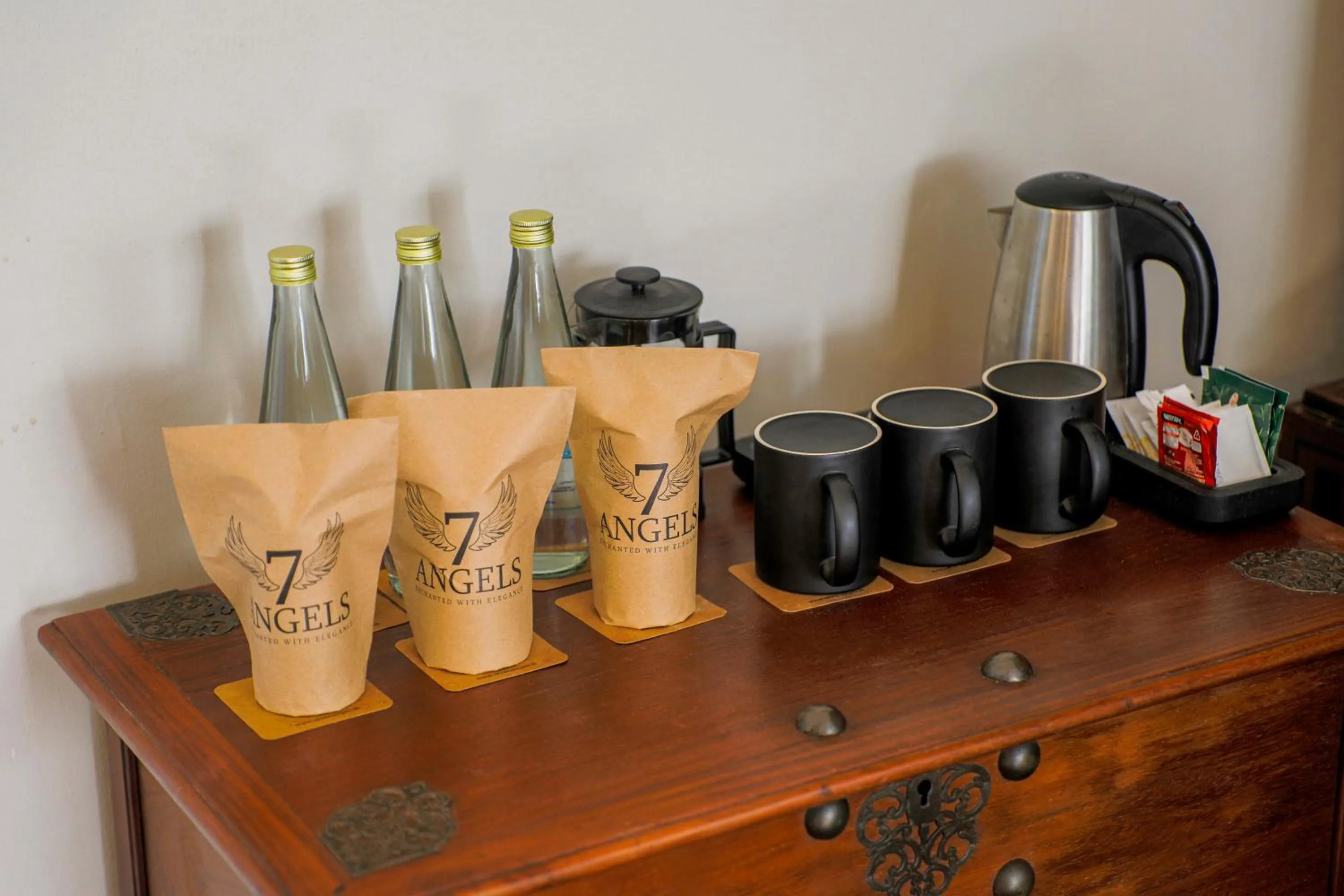 Coffee/tea facilities in Castle Hill Bungalow by Seven Angels