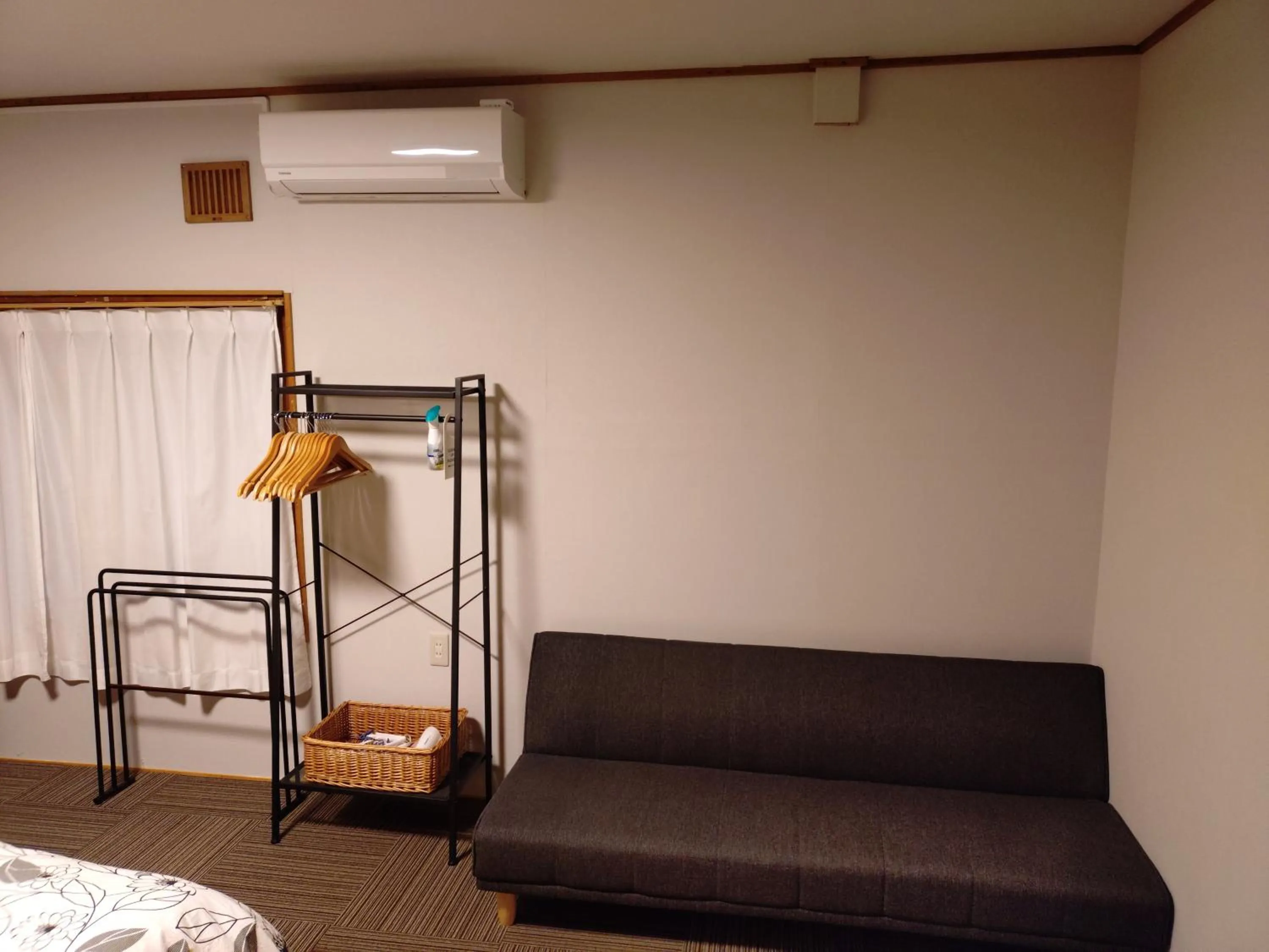 Photo of the whole room, Bed in Mountain Jam