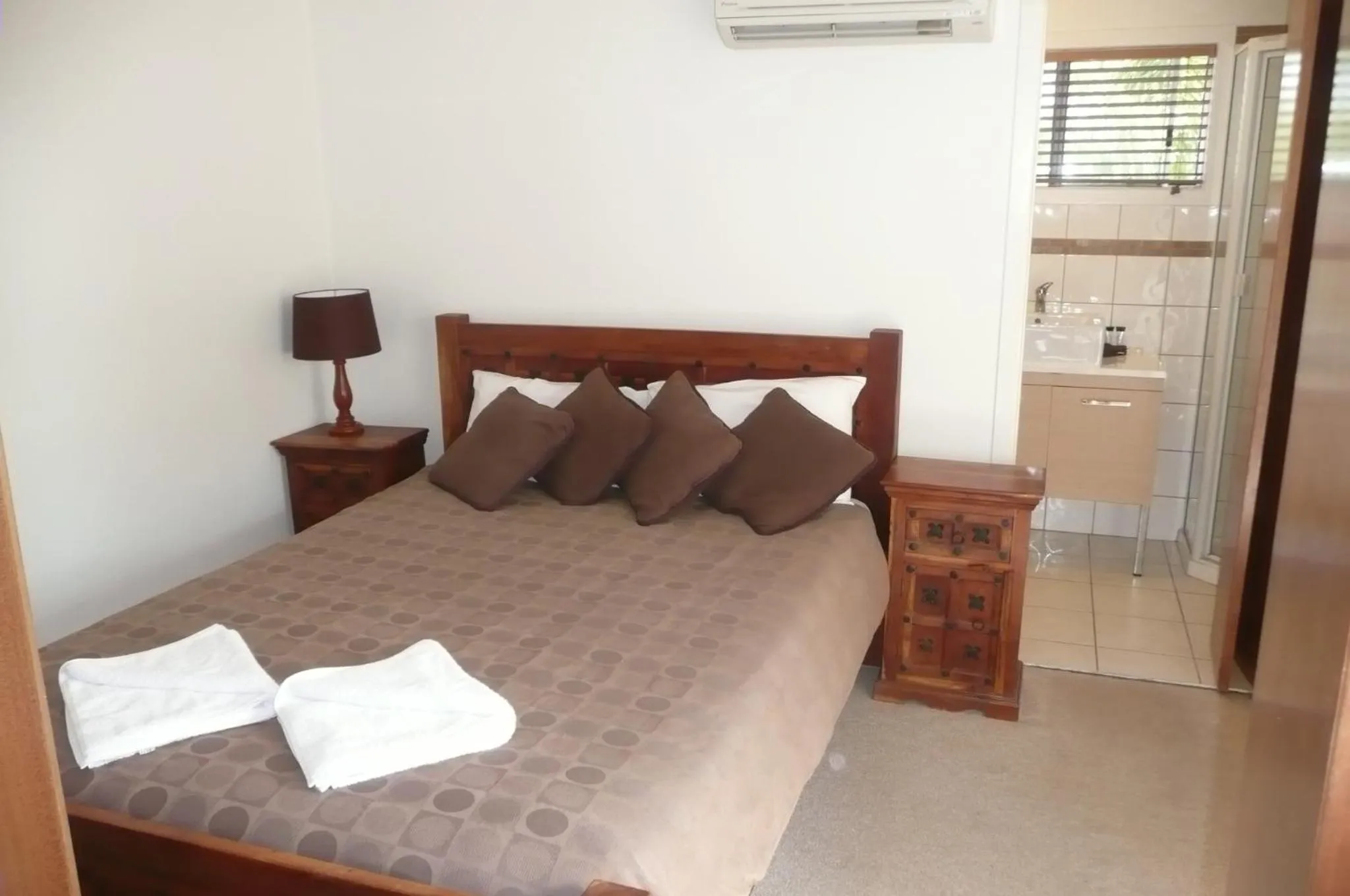 Photo of the whole room, Bed in Beachside Holiday Units