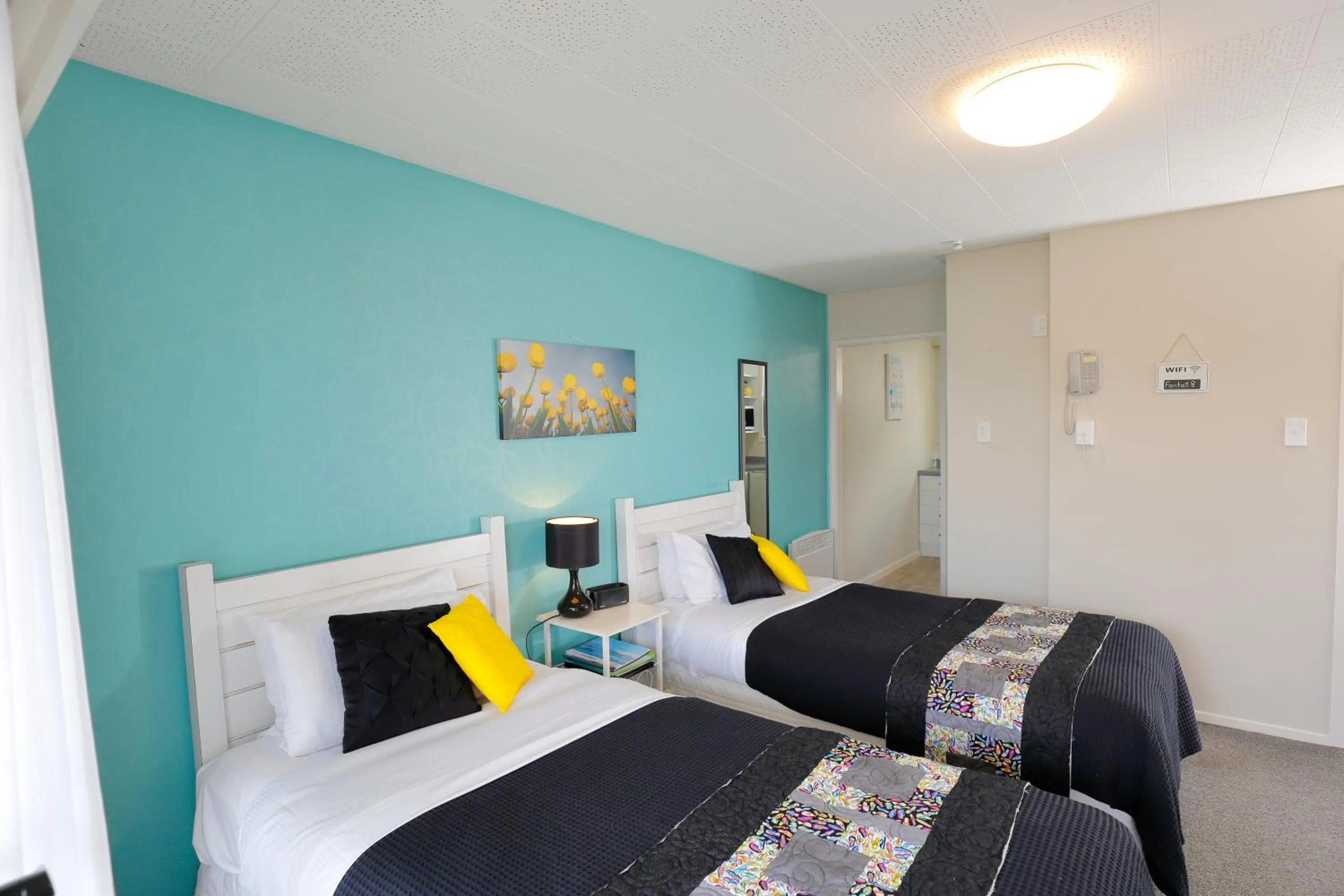 Photo of the whole room, Bed in Aden Motel