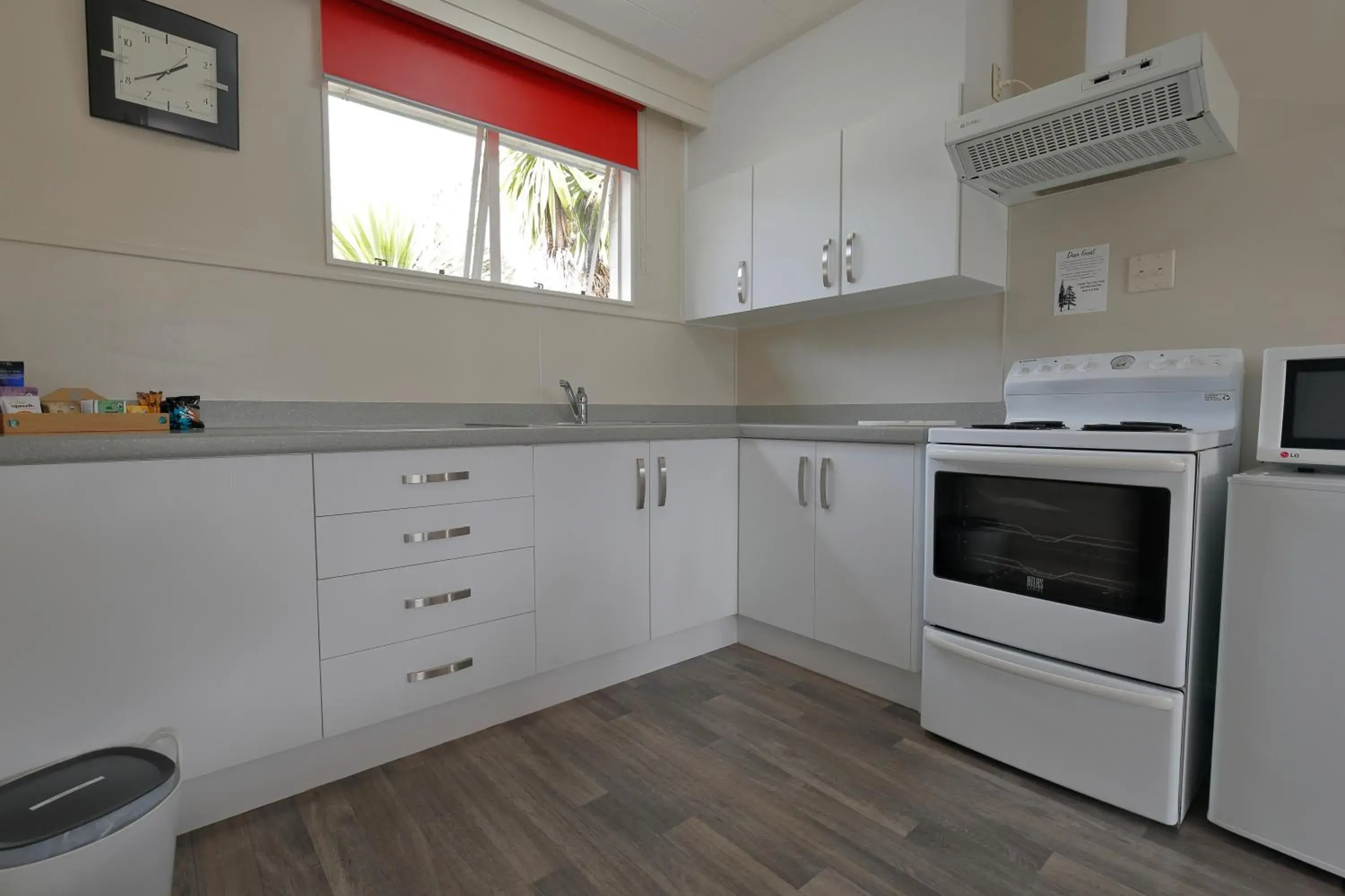 Kitchen or kitchenette in Aden Motel Kitchen or kitchenette in Aden Motel