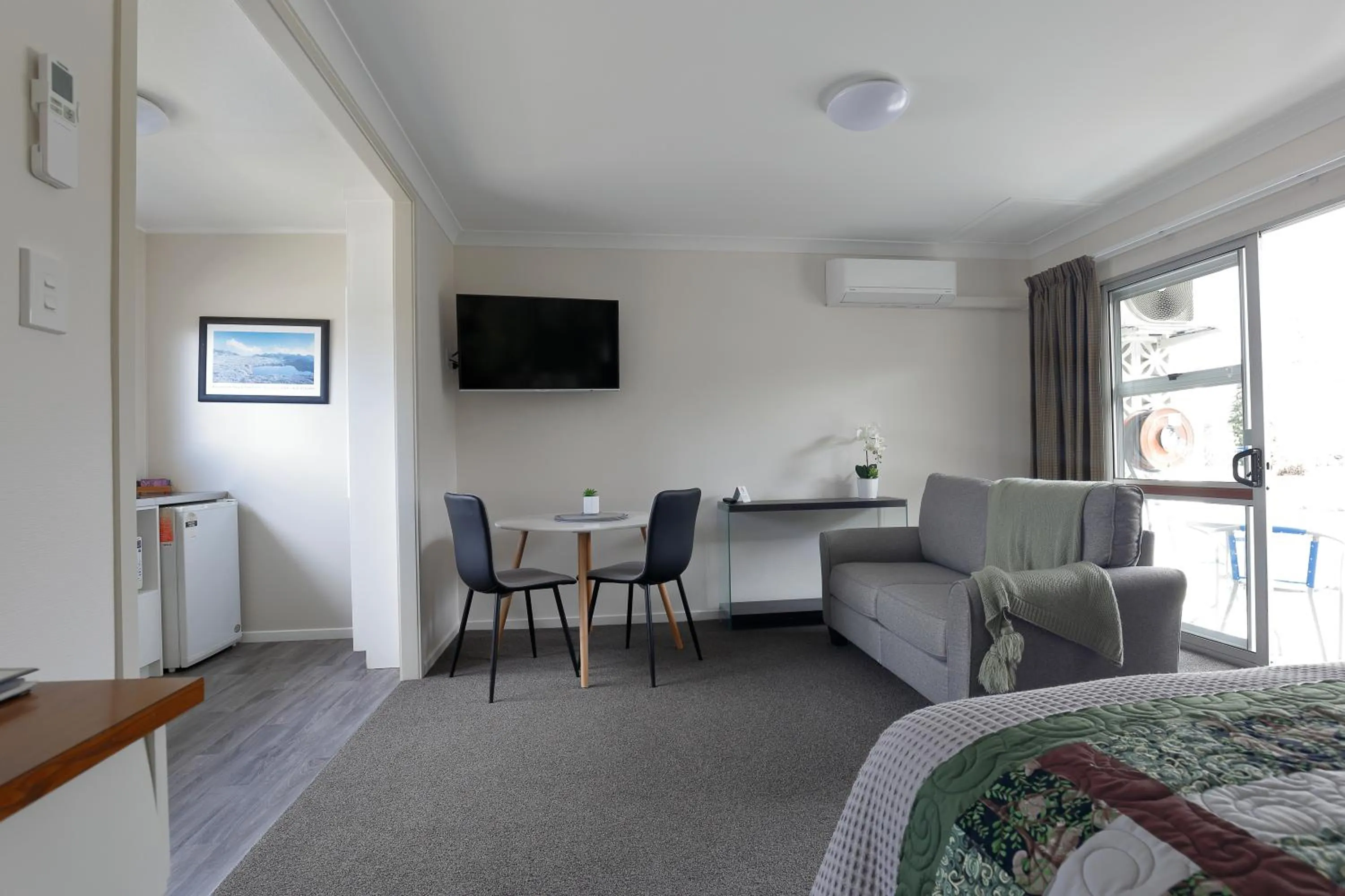 Living room, Bed in Aden Motel