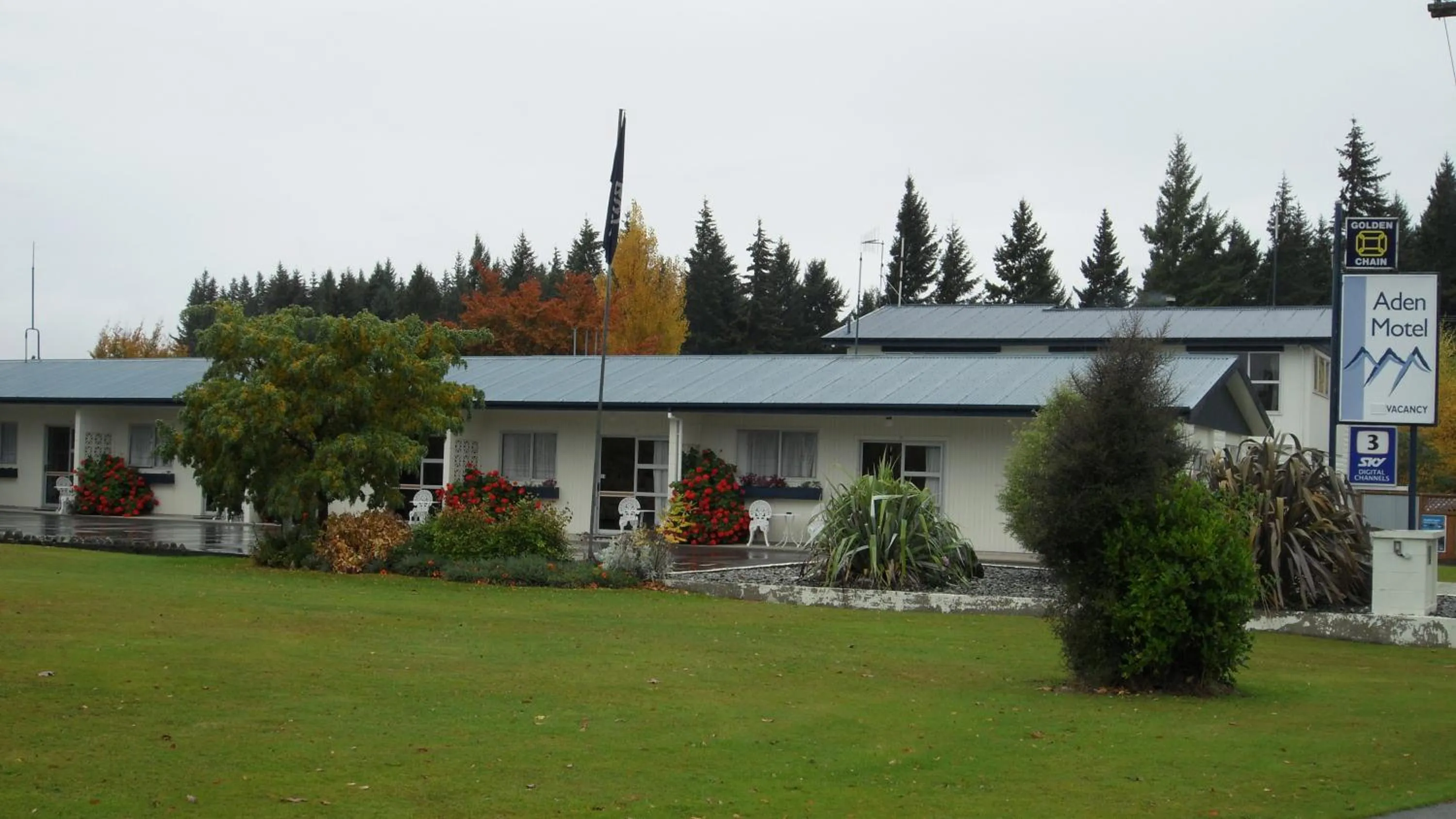 Facade/entrance in Aden Motel