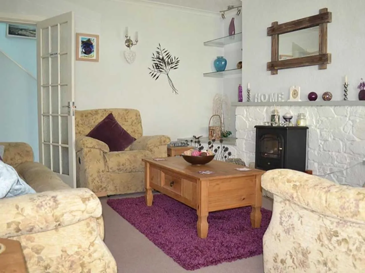 Communal lounge/ TV room in Gwynfa