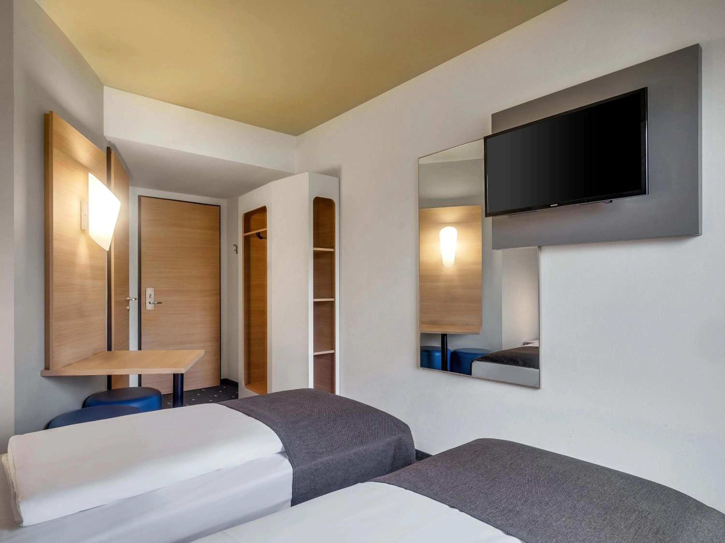 Photo of the whole room, Bed in B&B Hotel Bremerhaven