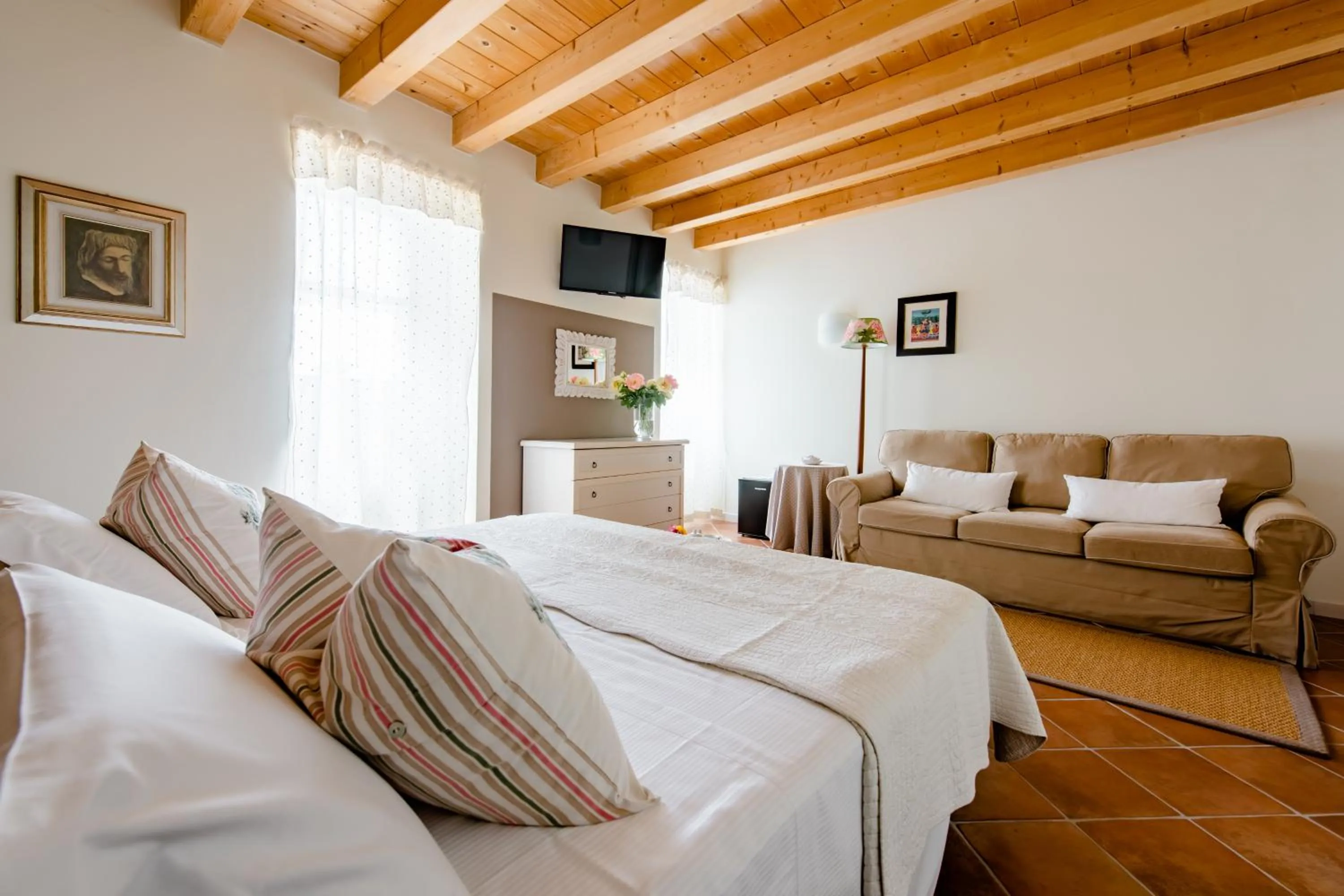 Shower, Bed in B&B POGGIO CAIAR