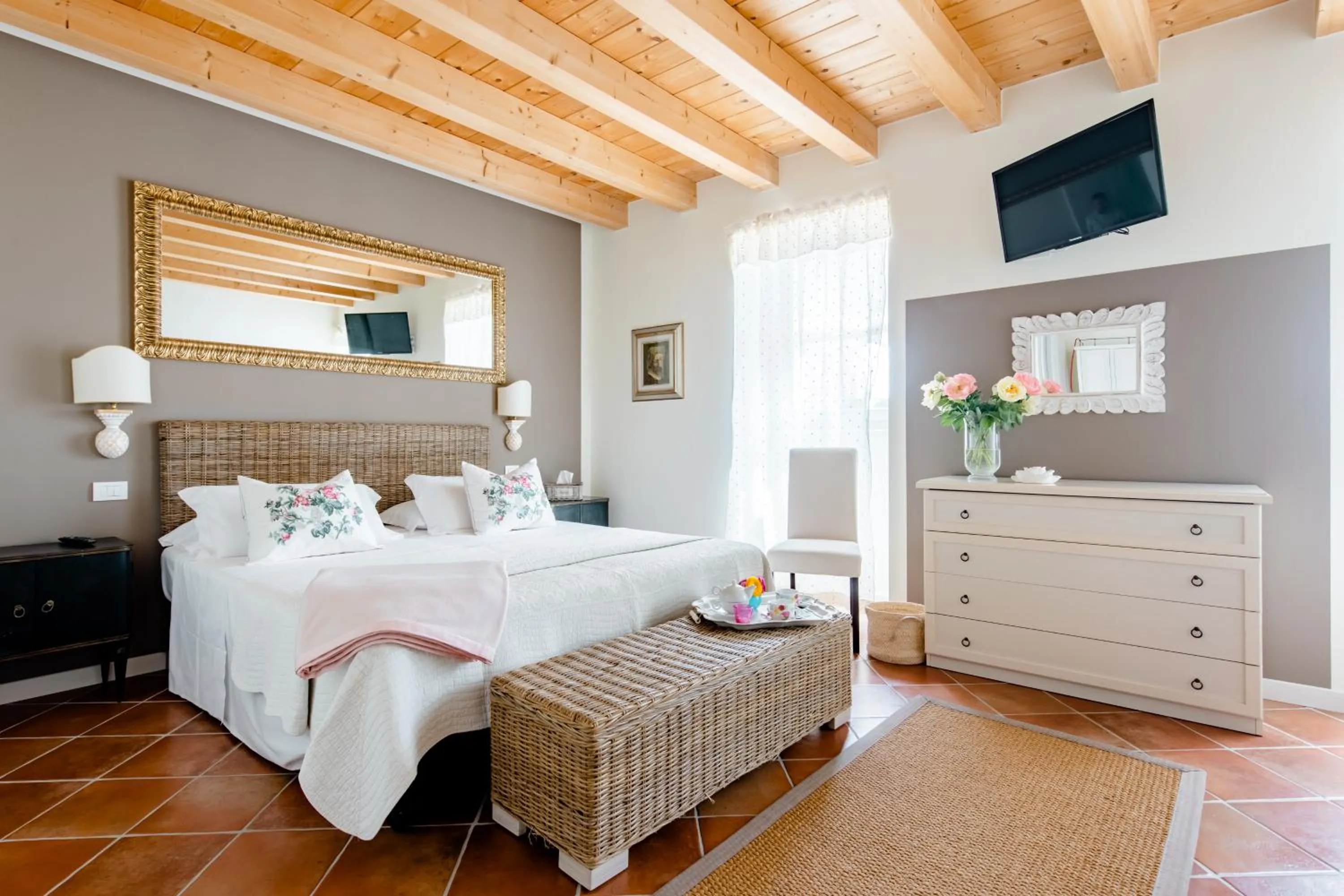 Shower, Bed in B&B POGGIO CAIAR