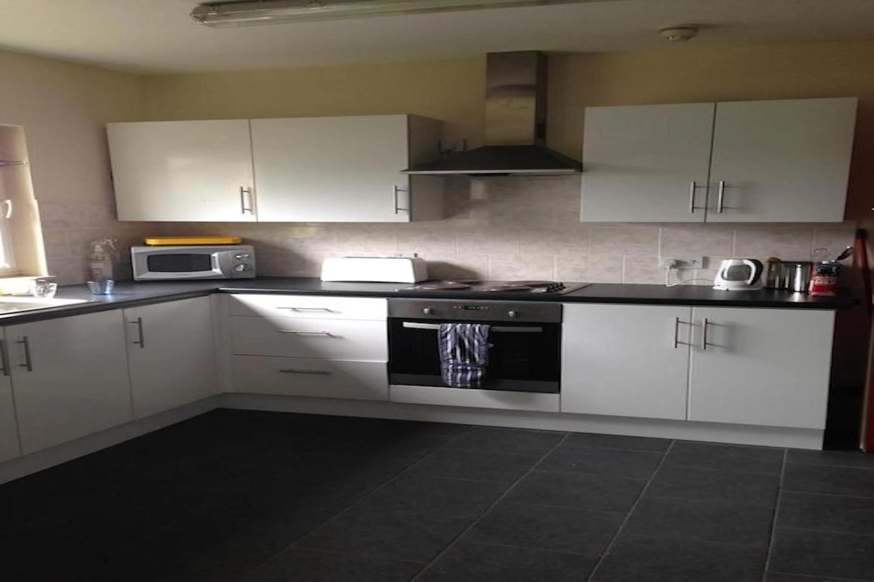 Communal kitchen, Kitchen/Kitchenette in Metro Inns Falkirk