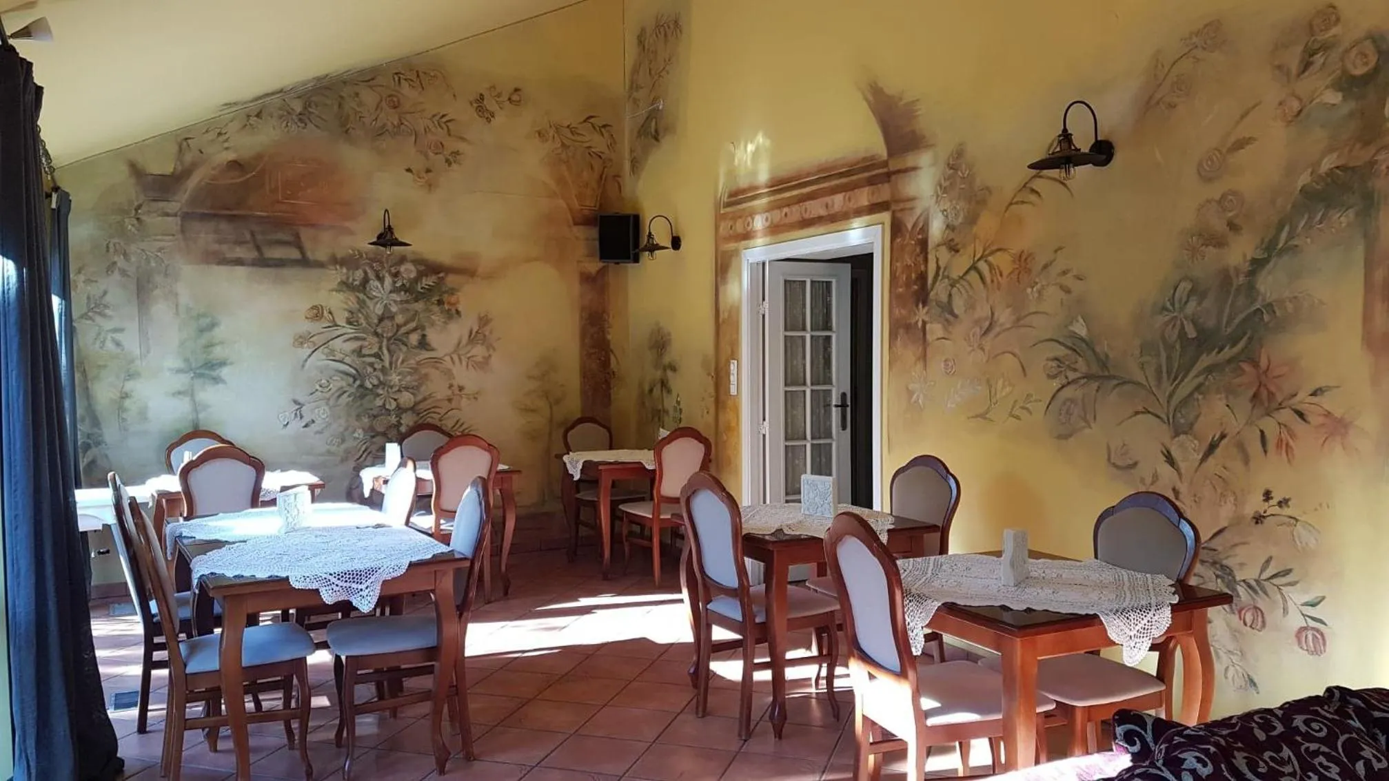 Communal lounge/ TV room in Villa Del Arte Bed & Breakfast