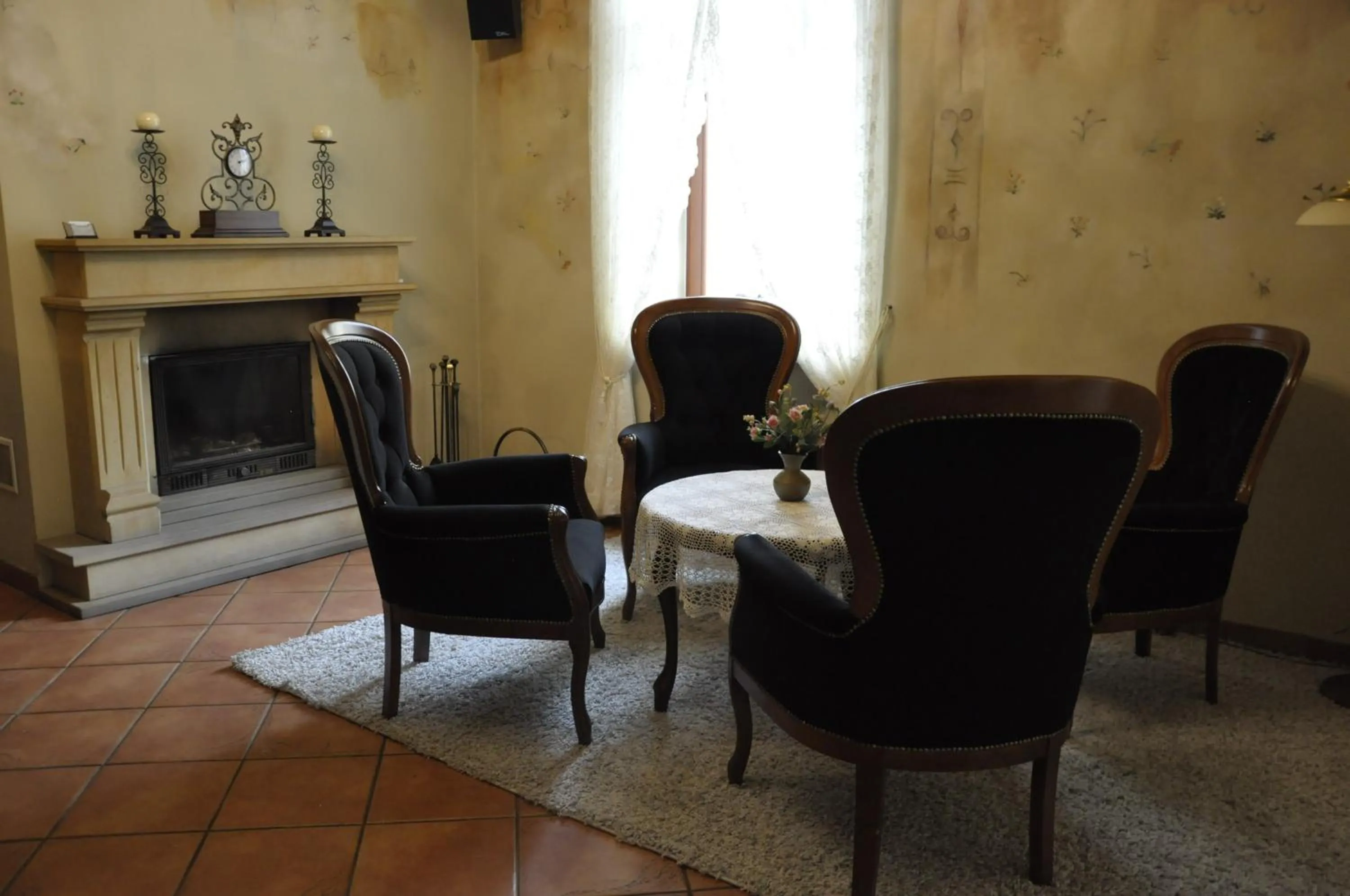 Communal lounge/ TV room in Villa Del Arte Bed & Breakfast