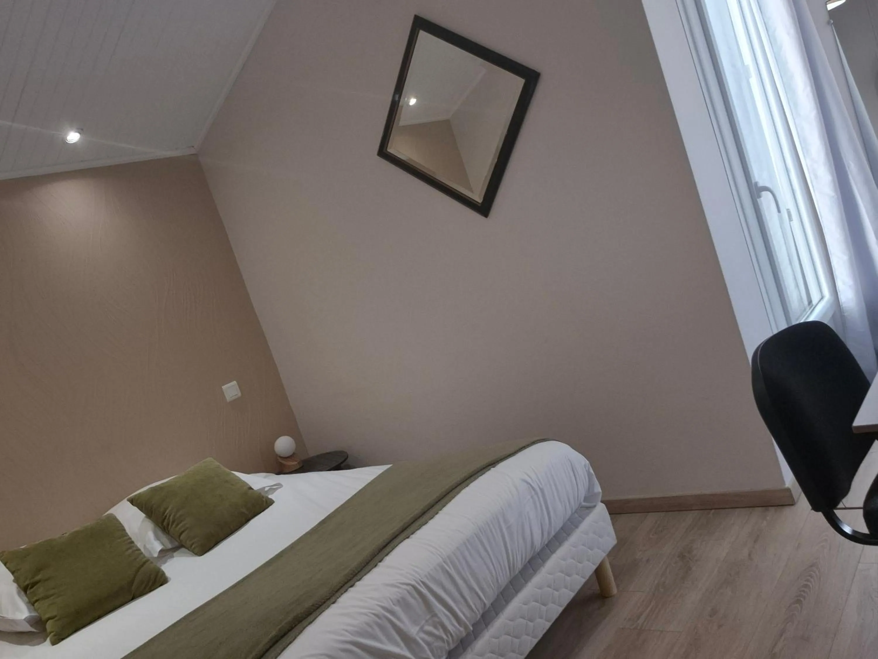 Bed in Logis Hôtel Restaurant L'Oustal