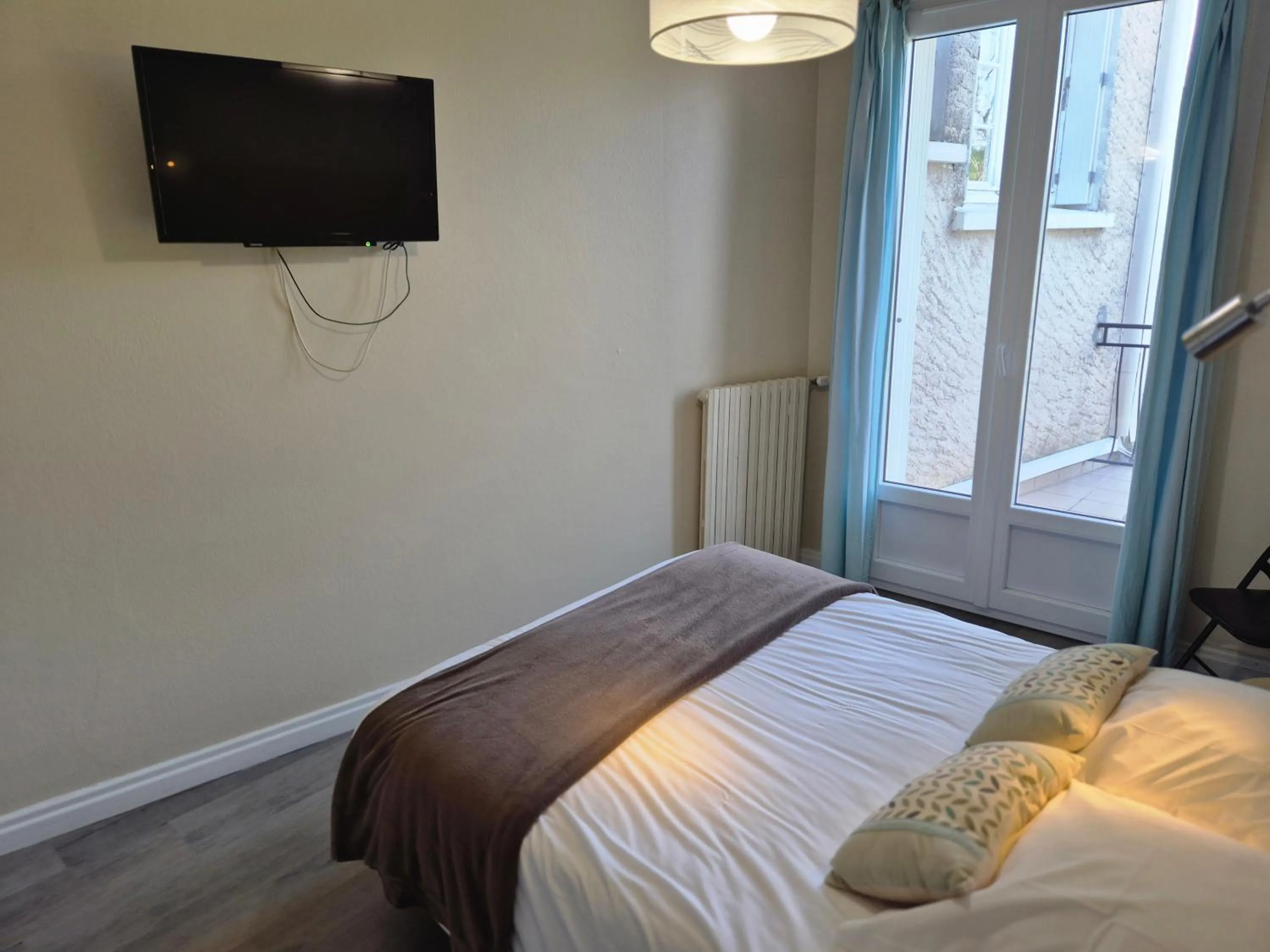 Bed in Logis Hôtel Restaurant L'Oustal