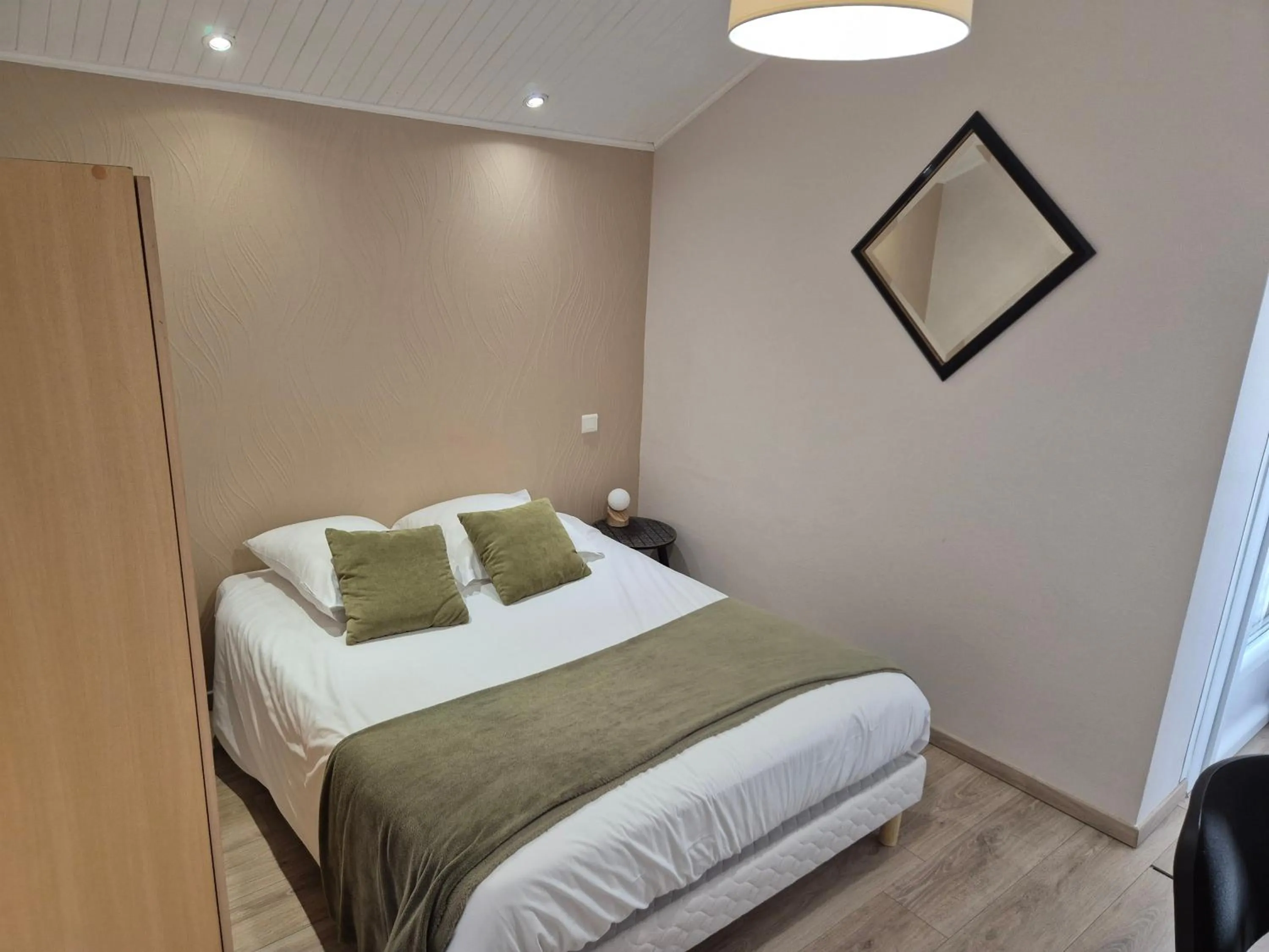 Bed in Logis Hôtel Restaurant L'Oustal