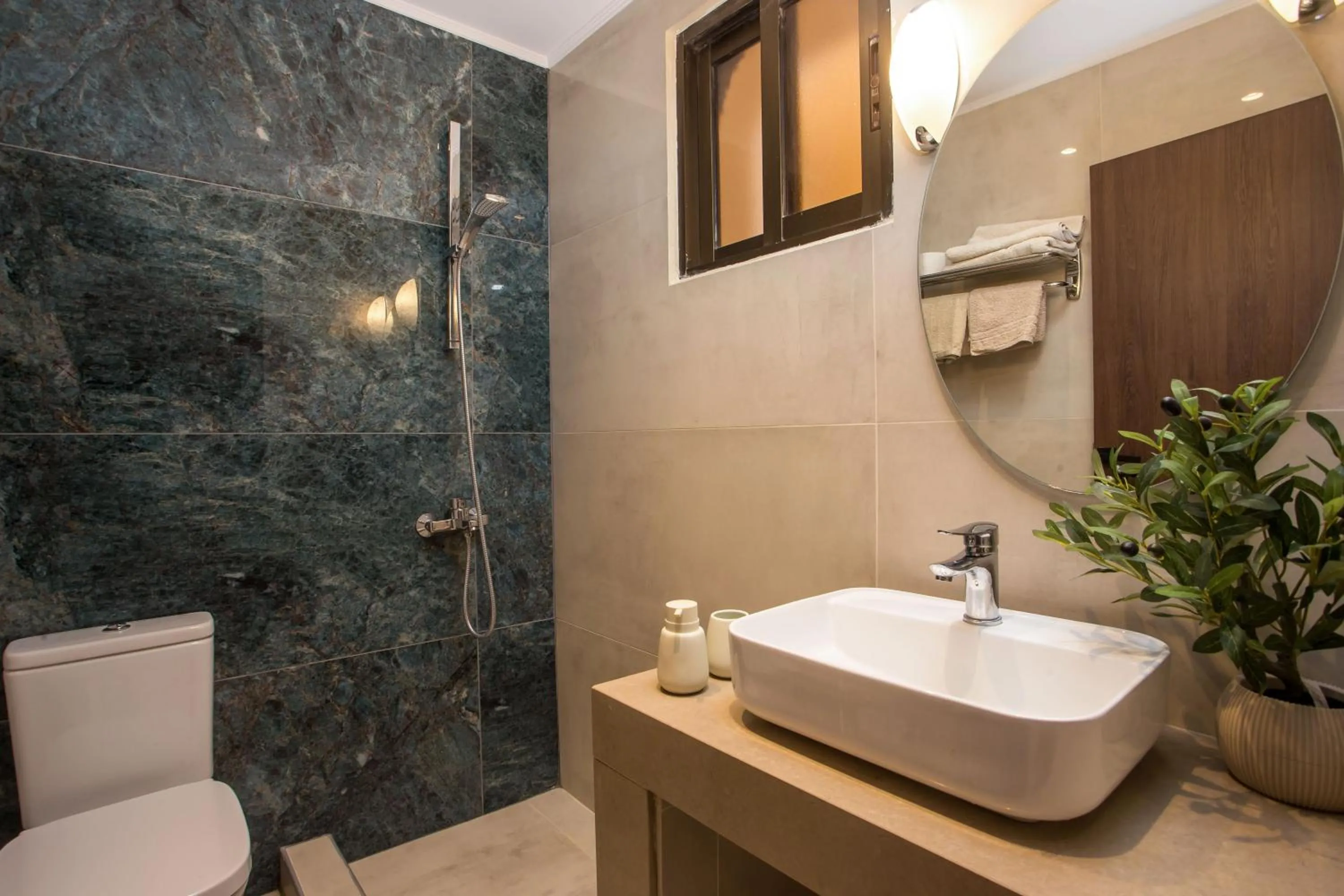 Shower in Casa Lyristis