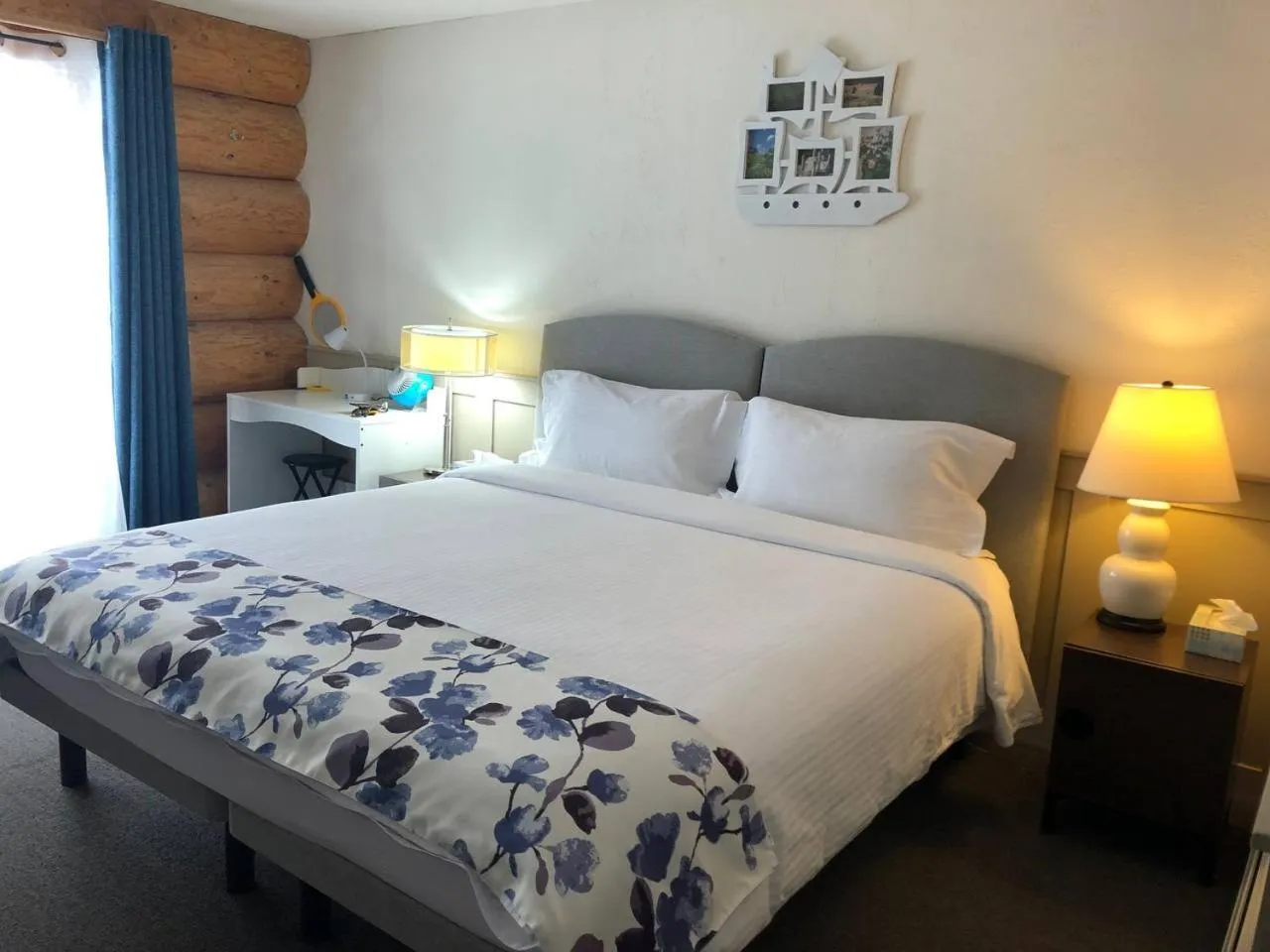 Bed in Cariboo Log Guest House