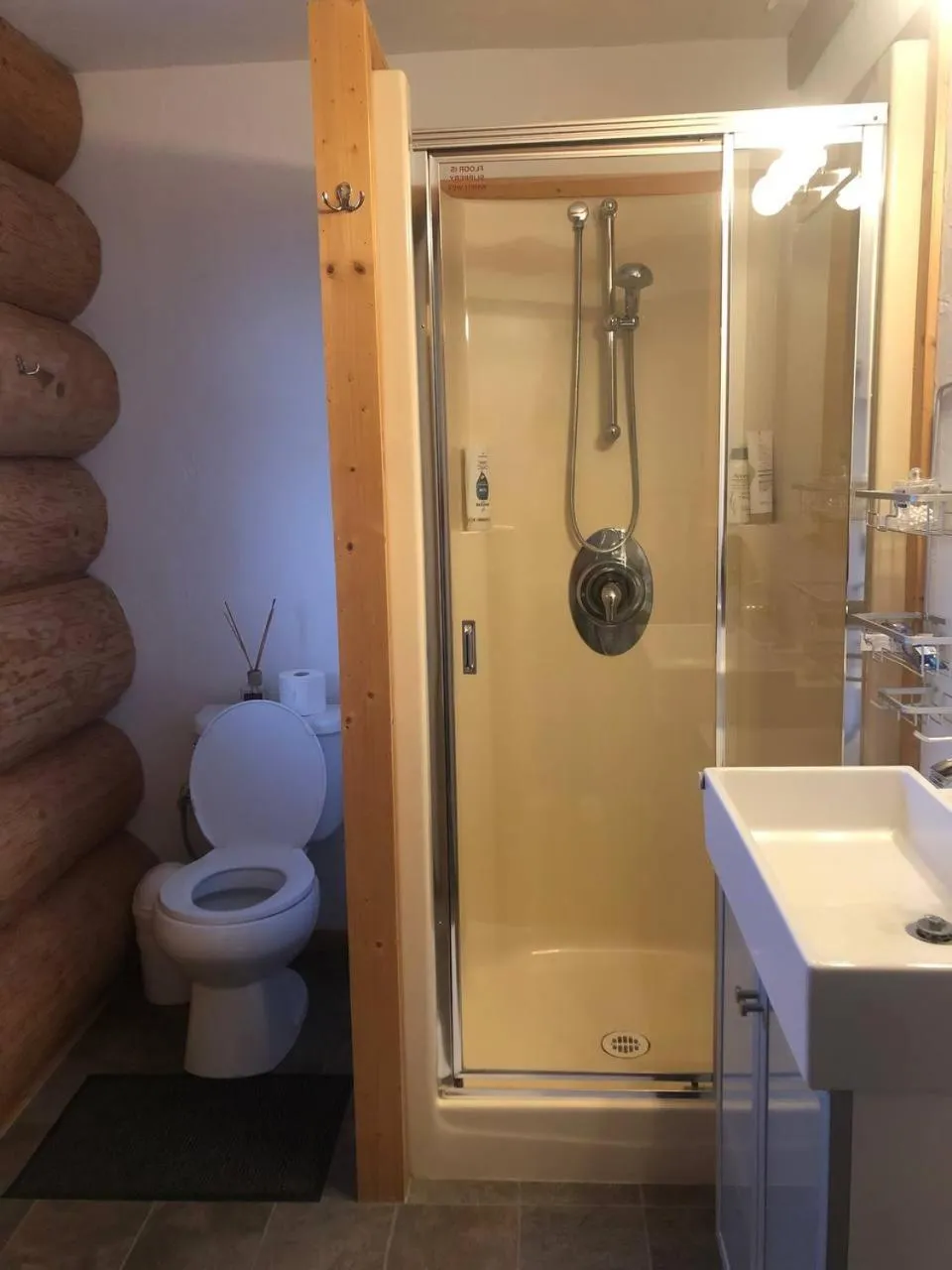 Shower in Cariboo Log Guest House