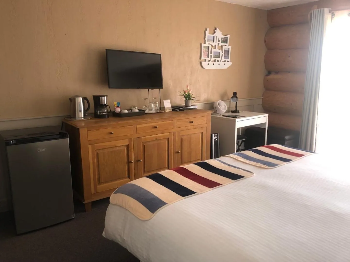 Bedroom, Bed in Cariboo Log Guest House