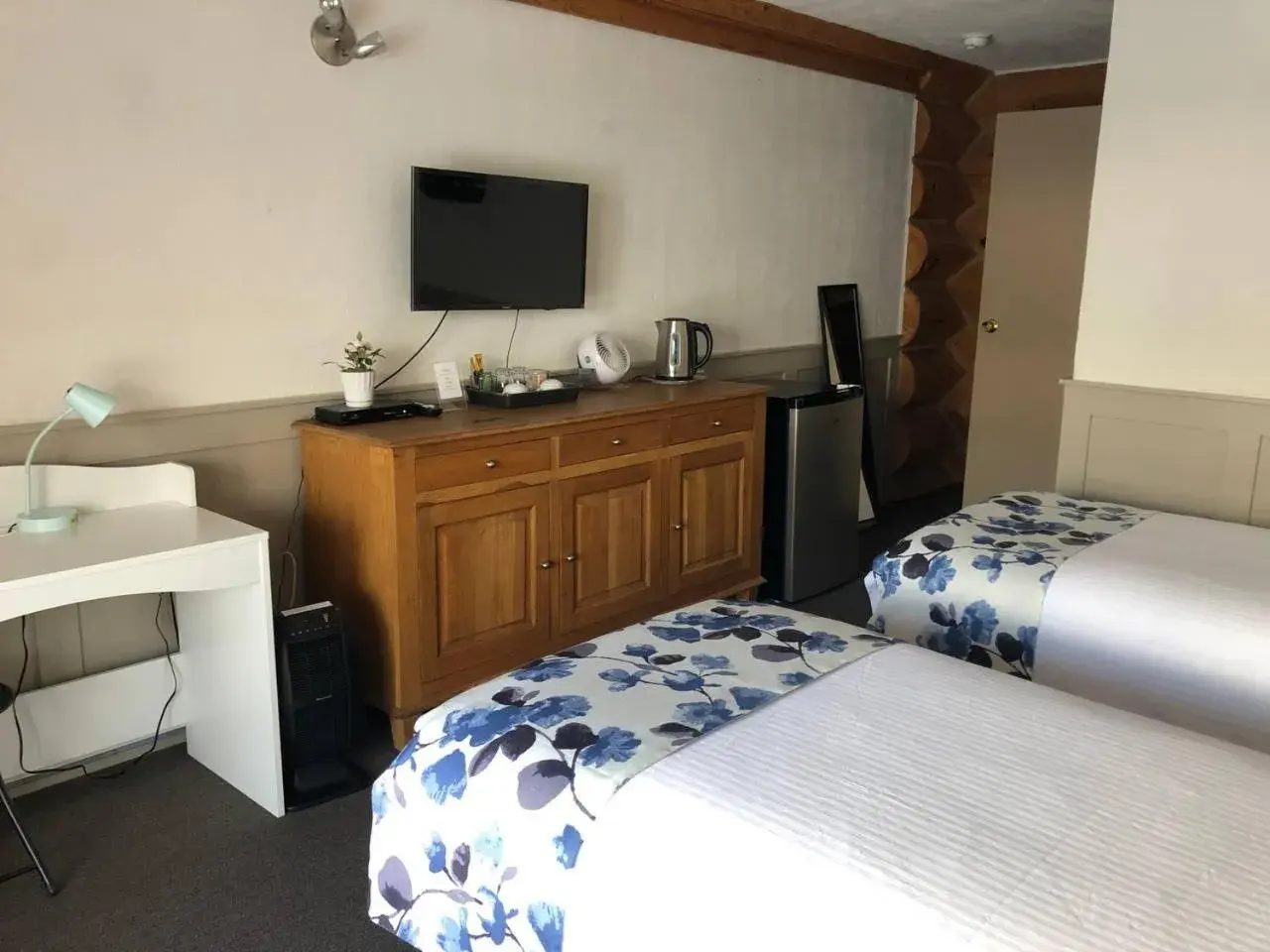 Double or Twin Room with Lake View in Cariboo Log Guest House Double or Twin Room with Lake View in Cariboo Log Guest House