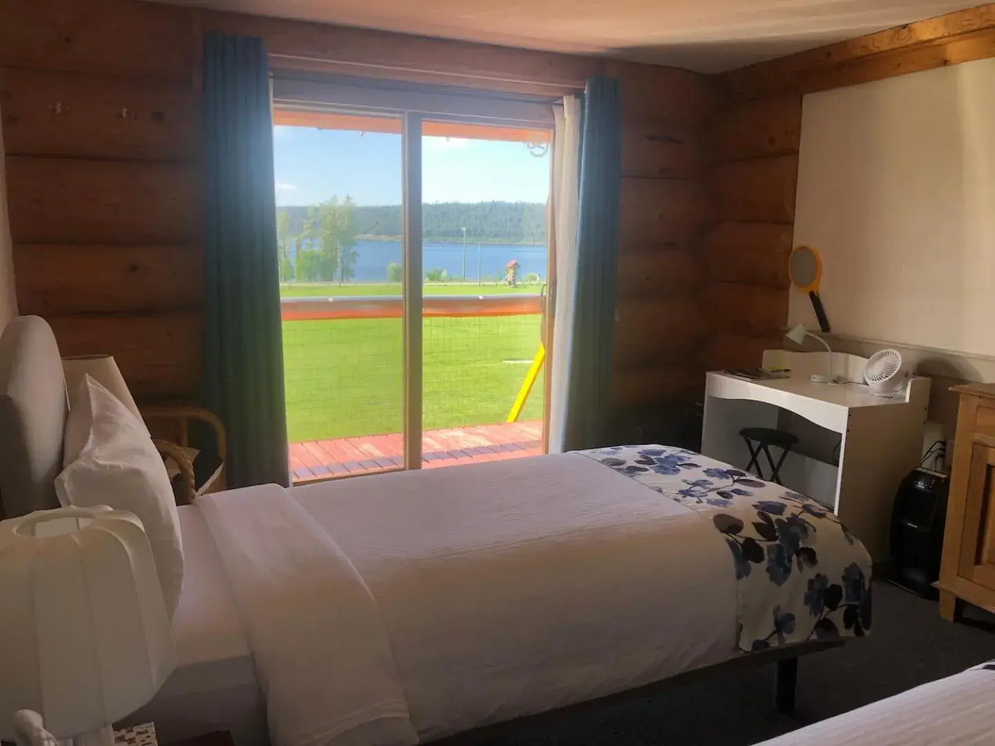 Double or Twin Room with Lake View in Cariboo Log Guest House Double or Twin Room with Lake View in Cariboo Log Guest House