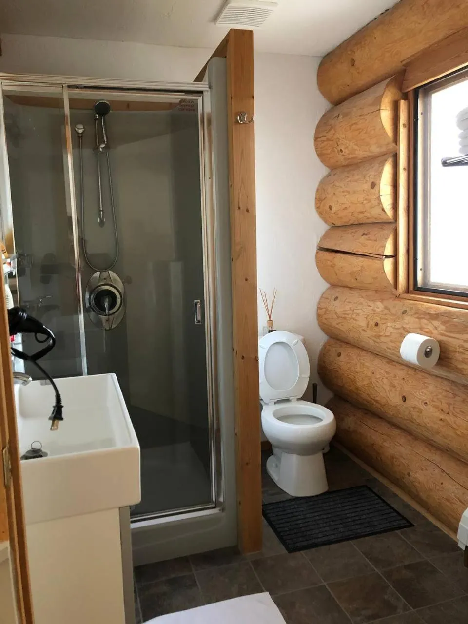 Bathroom in Cariboo Log Guest House